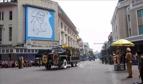 Linh cữu nguyên Tổng Bí thư Đỗ Mười quàn tại Nhà tang lễ quốc gia, số 5 Trần Thánh Tông (Hà Nội). Ảnh: TTXVN Đồng chí Trương Hòa Bình, Ủy viên Bộ Chính trị, Phó Thủ tướng thường trực Chính phủ, Trưởng Ban Tổ chức Lễ tang, tuyên bố bắt đầu Lễ truy điệu. Ảnh: Trí Dũng – TTXVN Tổng Bí thư Nguyễn Phú Trọng, Thủ tướng Nguyễn Xuân Phúc, Quyền Chủ tịch nước Đặng Thị Ngọc Thịnh, các đồng chí lãnh đạo, nguyên lãnh đạo Đảng, Nhà nước; Thủ tướng Lào Thongloun Sisoulith, các vị khách quốc tế cùng gia đình đồng chí Đỗ Mười dự Lễ truy điệu. Ảnh: Nhan Sáng – TTXVN Gia đình nguyên Tổng Bí thư Đỗ Mười tại Lễ truy điệu. Ảnh: TTXVN Các tăng ni cầu siêu, tưởng nhớ nguyên Tổng Bí thư Đỗ Mười. Ảnh: TTXVN Đại diện gia đình nguyên Tổng Bí thư Đỗ Mười thắp nén hương tưởng niệm lần cuối trước linh cữu. Ảnh: TTXVN Gia đình, họ hàng đi vòng quanh linh cữu, viếng nguyên Tổng Bí thư Đỗ Mười lần cuối. Ảnh: TTXVN Tổng Bí thư Nguyễn Phú Trọng, Trưởng Ban Lễ tang nguyên Tổng Bí thư Đỗ Mười, thay mặt lãnh đạo Đảng, Nhà nước đọc điếu văn tưởng nhớ và đưa tiễn đồng chí Đỗ Mười. Ảnh: Trí Dũng - TTXVN Ông Nguyễn Duy Trung, con trai nguyên Tổng Bí thư Đỗ Mười, thay mặt gia đình phát biểu bày tỏ lòng cảm ơn tới các đồng chí lãnh đạo Đảng, Nhà nước, những người bạn quốc tế đã tới chia buồn cùng gia đình. Ảnh: Trí Dũng – TTXVN Tổng Bí thư Nguyễn Phú Trọng và các đồng chí lãnh đạo, nguyên lãnh đạo Đảng, Nhà nước đi vòng quanh linh cữu lần cuối, vĩnh biệt đồng chí Đỗ Mười. Ảnh: Nhan Sáng – TTXVN Các tăng ni thực hiện nghi lễ cầu siêu, tưởng nhớ nguyên Tổng Bí thư Đỗ Mười. Ảnh: TTXVN Đội tiêu binh thực hiện nghi lễ chuyển di ảnh, gối huân huy chương và linh cữu đồng chí Đỗ Mười ra xe tang. Ảnh: Nhan Sáng – TTXVN Tổng Bí thư Nguyễn Phú Trọng, Thủ tướng Nguyễn Xuân Phúc đưa linh cữu đồng chí Đỗ Mười ra xe tang. Ảnh: Nhan Sáng – TTXVN Tổng Bí thư Nguyễn Phú Trọng, Thủ tướng Nguyễn Xuân Phúc cùng các đồng chí lãnh đạo, nguyên lãnh đạo Đảng, Nhà nước bên xe tang chở linh cữu đồng chí Đỗ Mười. Ảnh: Nhan Sáng – TTXVN Đoàn xe tang đưa linh cữu nguyên Tổng Bí thư Đỗ Mười di chuyển trên phố Lê Thánh Tông (Hà Nội). Ảnh: TTXVN Đoàn xe tang đưa linh cữu nguyên Tổng Bí thư Đỗ Mười di chuyển từ phố Tràng Tiền sang phố Hàng Khay (Hà Nội). Ảnh: TTXVN Đoàn xe tang đưa linh cữu nguyên Tổng Bí thư Đỗ Mười di chuyển trên phố Hàng Khay (Hà Nội). Ảnh: TTXVN Giáo viên và các em học sinh trường THCS Nguyễn Tri Phương đưa tiễn linh cữu nguyên Tổng Bí thư Đỗ Mười trên phố Hoàng Diệu (Hà Nội). Ảnh: Thành Đạt – TTXVN Đoàn xe đưa linh cữu nguyên Tổng Bí thư Đỗ Mười di chuyển trên đường Độc Lập (khu vực quảng trường Ba Đình và Nhà Quốc hội), Hà Nội. Ảnh: TTXVN Đoàn xe đưa linh cữu nguyên Tổng Bí thư Đỗ Mười trên phố Giải Phóng (Hà Nội). Ảnh: Danh Lam – TTXVN Người dân chờ đón linh cữu nguyên Tổng Bí thư Đỗ Mười tại quê nhà, khu Ma Vang, thôn 1, xã Đông Mỹ, huyện Thanh Trì, thành phố Hà Nội. Ảnh: Quang Quyết – TTXVN Đoàn xe tang đưa linh cữu nguyên Tổng Bí thư Đỗ Mười về tại quê nhà, khu Ma Vang, thôn 1, xã Đông Mỹ, huyện Thanh Trì, thành phố Hà Nội. Ảnh: Doãn Tấn – TTXVN Linh cữu nguyên Tổng Bí thư Đỗ Mười về tại quê nhà, khu Ma Vang, thôn 1, xã Đông Mỹ, huyện Thanh Trì, thành phố Hà Nội. Ảnh: Doãn Tấn – TTXVN Gia quyến nguyên Tổng Bí thư Đỗ Mười về tại quê nhà, khu Ma Vang, thôn 1, xã Đông Mỹ, huyện Thanh Trì, thành phố Hà Nội. Ảnh: Doãn Tấn – TTXVN Tổng Bí thư Nguyễn Phú Trọng cùng các đồng chí lãnh đạo, nguyên lãnh đạo cấp cao của Đảng, Nhà nước, Mặt trận Tổ quốc Việt Nam và đông đảo nhân dân địa phương dành một phút mặc niệm, vĩnh biệt nguyên Tổng Bí thư Đỗ Mười. Ảnh: Doãn Tấn – TTXVN Đội nghi lễ thực hiện nghi thức đóng huyệt mộ nguyên Tổng Bí thư Đỗ Mười. Ảnh: Doãn Tấn - TTXVN Tổng Bí thư Nguyễn Phú Trọng và các đồng chí lãnh đạo, nguyên lãnh đạo Đảng, Nhà nước, Mặt trận Tổ quốc Việt Nam thả những nắm đất đầu tiên xuống huyệt mộ nguyên Tổng Bí thư Đỗ Mười. Ảnh: Dương Giang – TTXVN Các đồng chí lãnh đạo, nguyên lãnh đạo Đảng, Nhà nước, Mặt trận Tổ quốc Việt Nam và gia đình nguyên Tổng Bí thư Đỗ Mười thả những nắm đất đầu tiên xuống huyệt mộ. Ảnh: Dương Giang – TTXVN Đồng chí Trương Hòa Bình, Ủy viên Bộ Chính trị, Phó Thủ tướng thường trực Chính phủ, Trưởng Ban Tổ chức Lễ tang phát biểu cảm ơn và tuyên bố kết thúc Lễ Quốc tang nguyên Tổng Bí thư Đỗ Mười. Ảnh: Doãn Tấn - TTXVN Phó Thủ tướng thường trực Chính phủ Trương Hòa Bình, nguyên Trưởng Ban Dân vận Trung ương Hà Thị Khiết và các đại biểu chia buồn cùng gia quyến nguyên Tổng Bí thư Đỗ Mười. Ảnh: Doãn Tấn-TTXVN Trưởng Ban Tuyên giáo Trung ương Võ Văn Thưởng chia buồn cùng gia quyến nguyên Tổng Bí thư Đỗ Mười. Ảnh: TTXVN Mộ nguyên Tổng Bí thư Đỗ Mười tại quê hương ông - Khu Ma Vang, thôn 1, xã Đông Mỹ, huyện Thanh Trì, thành phố Hà Nội. Ảnh: Doãn Tấn – TTXVN