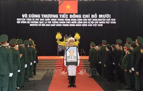 Linh cữu nguyên Tổng Bí thư Đỗ Mười quàn tại Nhà tang lễ quốc gia, số 5 Trần Thánh Tông (Hà Nội). Ảnh: TTXVN Đồng chí Trương Hòa Bình, Ủy viên Bộ Chính trị, Phó Thủ tướng thường trực Chính phủ, Trưởng Ban Tổ chức Lễ tang, tuyên bố bắt đầu Lễ truy điệu. Ảnh: Trí Dũng – TTXVN Tổng Bí thư Nguyễn Phú Trọng, Thủ tướng Nguyễn Xuân Phúc, Quyền Chủ tịch nước Đặng Thị Ngọc Thịnh, các đồng chí lãnh đạo, nguyên lãnh đạo Đảng, Nhà nước; Thủ tướng Lào Thongloun Sisoulith, các vị khách quốc tế cùng gia đình đồng chí Đỗ Mười dự Lễ truy điệu. Ảnh: Nhan Sáng – TTXVN Gia đình nguyên Tổng Bí thư Đỗ Mười tại Lễ truy điệu. Ảnh: TTXVN Các tăng ni cầu siêu, tưởng nhớ nguyên Tổng Bí thư Đỗ Mười. Ảnh: TTXVN Đại diện gia đình nguyên Tổng Bí thư Đỗ Mười thắp nén hương tưởng niệm lần cuối trước linh cữu. Ảnh: TTXVN Gia đình, họ hàng đi vòng quanh linh cữu, viếng nguyên Tổng Bí thư Đỗ Mười lần cuối. Ảnh: TTXVN Tổng Bí thư Nguyễn Phú Trọng, Trưởng Ban Lễ tang nguyên Tổng Bí thư Đỗ Mười, thay mặt lãnh đạo Đảng, Nhà nước đọc điếu văn tưởng nhớ và đưa tiễn đồng chí Đỗ Mười. Ảnh: Trí Dũng - TTXVN Ông Nguyễn Duy Trung, con trai nguyên Tổng Bí thư Đỗ Mười, thay mặt gia đình phát biểu bày tỏ lòng cảm ơn tới các đồng chí lãnh đạo Đảng, Nhà nước, những người bạn quốc tế đã tới chia buồn cùng gia đình. Ảnh: Trí Dũng – TTXVN Tổng Bí thư Nguyễn Phú Trọng và các đồng chí lãnh đạo, nguyên lãnh đạo Đảng, Nhà nước đi vòng quanh linh cữu lần cuối, vĩnh biệt đồng chí Đỗ Mười. Ảnh: Nhan Sáng – TTXVN Các tăng ni thực hiện nghi lễ cầu siêu, tưởng nhớ nguyên Tổng Bí thư Đỗ Mười. Ảnh: TTXVN Đội tiêu binh thực hiện nghi lễ chuyển di ảnh, gối huân huy chương và linh cữu đồng chí Đỗ Mười ra xe tang. Ảnh: Nhan Sáng – TTXVN Tổng Bí thư Nguyễn Phú Trọng, Thủ tướng Nguyễn Xuân Phúc đưa linh cữu đồng chí Đỗ Mười ra xe tang. Ảnh: Nhan Sáng – TTXVN Tổng Bí thư Nguyễn Phú Trọng, Thủ tướng Nguyễn Xuân Phúc cùng các đồng chí lãnh đạo, nguyên lãnh đạo Đảng, Nhà nước bên xe tang chở linh cữu đồng chí Đỗ Mười. Ảnh: Nhan Sáng – TTXVN Đoàn xe tang đưa linh cữu nguyên Tổng Bí thư Đỗ Mười di chuyển trên phố Lê Thánh Tông (Hà Nội). Ảnh: TTXVN Đoàn xe tang đưa linh cữu nguyên Tổng Bí thư Đỗ Mười di chuyển từ phố Tràng Tiền sang phố Hàng Khay (Hà Nội). Ảnh: TTXVN Đoàn xe tang đưa linh cữu nguyên Tổng Bí thư Đỗ Mười di chuyển trên phố Hàng Khay (Hà Nội). Ảnh: TTXVN Giáo viên và các em học sinh trường THCS Nguyễn Tri Phương đưa tiễn linh cữu nguyên Tổng Bí thư Đỗ Mười trên phố Hoàng Diệu (Hà Nội). Ảnh: Thành Đạt – TTXVN Đoàn xe đưa linh cữu nguyên Tổng Bí thư Đỗ Mười di chuyển trên đường Độc Lập (khu vực quảng trường Ba Đình và Nhà Quốc hội), Hà Nội. Ảnh: TTXVN Đoàn xe đưa linh cữu nguyên Tổng Bí thư Đỗ Mười trên phố Giải Phóng (Hà Nội). Ảnh: Danh Lam – TTXVN Người dân chờ đón linh cữu nguyên Tổng Bí thư Đỗ Mười tại quê nhà, khu Ma Vang, thôn 1, xã Đông Mỹ, huyện Thanh Trì, thành phố Hà Nội. Ảnh: Quang Quyết – TTXVN Đoàn xe tang đưa linh cữu nguyên Tổng Bí thư Đỗ Mười về tại quê nhà, khu Ma Vang, thôn 1, xã Đông Mỹ, huyện Thanh Trì, thành phố Hà Nội. Ảnh: Doãn Tấn – TTXVN Linh cữu nguyên Tổng Bí thư Đỗ Mười về tại quê nhà, khu Ma Vang, thôn 1, xã Đông Mỹ, huyện Thanh Trì, thành phố Hà Nội. Ảnh: Doãn Tấn – TTXVN Gia quyến nguyên Tổng Bí thư Đỗ Mười về tại quê nhà, khu Ma Vang, thôn 1, xã Đông Mỹ, huyện Thanh Trì, thành phố Hà Nội. Ảnh: Doãn Tấn – TTXVN Tổng Bí thư Nguyễn Phú Trọng cùng các đồng chí lãnh đạo, nguyên lãnh đạo cấp cao của Đảng, Nhà nước, Mặt trận Tổ quốc Việt Nam và đông đảo nhân dân địa phương dành một phút mặc niệm, vĩnh biệt nguyên Tổng Bí thư Đỗ Mười. Ảnh: Doãn Tấn – TTXVN Đội nghi lễ thực hiện nghi thức đóng huyệt mộ nguyên Tổng Bí thư Đỗ Mười. Ảnh: Doãn Tấn - TTXVN Tổng Bí thư Nguyễn Phú Trọng và các đồng chí lãnh đạo, nguyên lãnh đạo Đảng, Nhà nước, Mặt trận Tổ quốc Việt Nam thả những nắm đất đầu tiên xuống huyệt mộ nguyên Tổng Bí thư Đỗ Mười. Ảnh: Dương Giang – TTXVN Các đồng chí lãnh đạo, nguyên lãnh đạo Đảng, Nhà nước, Mặt trận Tổ quốc Việt Nam và gia đình nguyên Tổng Bí thư Đỗ Mười thả những nắm đất đầu tiên xuống huyệt mộ. Ảnh: Dương Giang – TTXVN Đồng chí Trương Hòa Bình, Ủy viên Bộ Chính trị, Phó Thủ tướng thường trực Chính phủ, Trưởng Ban Tổ chức Lễ tang phát biểu cảm ơn và tuyên bố kết thúc Lễ Quốc tang nguyên Tổng Bí thư Đỗ Mười. Ảnh: Doãn Tấn - TTXVN Phó Thủ tướng thường trực Chính phủ Trương Hòa Bình, nguyên Trưởng Ban Dân vận Trung ương Hà Thị Khiết và các đại biểu chia buồn cùng gia quyến nguyên Tổng Bí thư Đỗ Mười. Ảnh: Doãn Tấn-TTXVN Trưởng Ban Tuyên giáo Trung ương Võ Văn Thưởng chia buồn cùng gia quyến nguyên Tổng Bí thư Đỗ Mười. Ảnh: TTXVN Mộ nguyên Tổng Bí thư Đỗ Mười tại quê hương ông - Khu Ma Vang, thôn 1, xã Đông Mỹ, huyện Thanh Trì, thành phố Hà Nội. Ảnh: Doãn Tấn – TTXVN