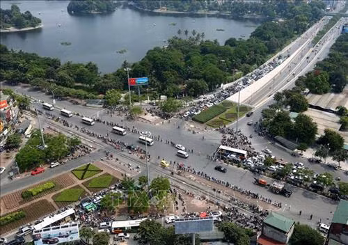 Linh cữu nguyên Tổng Bí thư Đỗ Mười quàn tại Nhà tang lễ quốc gia, số 5 Trần Thánh Tông (Hà Nội). Ảnh: TTXVN Đồng chí Trương Hòa Bình, Ủy viên Bộ Chính trị, Phó Thủ tướng thường trực Chính phủ, Trưởng Ban Tổ chức Lễ tang, tuyên bố bắt đầu Lễ truy điệu. Ảnh: Trí Dũng – TTXVN Tổng Bí thư Nguyễn Phú Trọng, Thủ tướng Nguyễn Xuân Phúc, Quyền Chủ tịch nước Đặng Thị Ngọc Thịnh, các đồng chí lãnh đạo, nguyên lãnh đạo Đảng, Nhà nước; Thủ tướng Lào Thongloun Sisoulith, các vị khách quốc tế cùng gia đình đồng chí Đỗ Mười dự Lễ truy điệu. Ảnh: Nhan Sáng – TTXVN Gia đình nguyên Tổng Bí thư Đỗ Mười tại Lễ truy điệu. Ảnh: TTXVN Các tăng ni cầu siêu, tưởng nhớ nguyên Tổng Bí thư Đỗ Mười. Ảnh: TTXVN Đại diện gia đình nguyên Tổng Bí thư Đỗ Mười thắp nén hương tưởng niệm lần cuối trước linh cữu. Ảnh: TTXVN Gia đình, họ hàng đi vòng quanh linh cữu, viếng nguyên Tổng Bí thư Đỗ Mười lần cuối. Ảnh: TTXVN Tổng Bí thư Nguyễn Phú Trọng, Trưởng Ban Lễ tang nguyên Tổng Bí thư Đỗ Mười, thay mặt lãnh đạo Đảng, Nhà nước đọc điếu văn tưởng nhớ và đưa tiễn đồng chí Đỗ Mười. Ảnh: Trí Dũng - TTXVN Ông Nguyễn Duy Trung, con trai nguyên Tổng Bí thư Đỗ Mười, thay mặt gia đình phát biểu bày tỏ lòng cảm ơn tới các đồng chí lãnh đạo Đảng, Nhà nước, những người bạn quốc tế đã tới chia buồn cùng gia đình. Ảnh: Trí Dũng – TTXVN Tổng Bí thư Nguyễn Phú Trọng và các đồng chí lãnh đạo, nguyên lãnh đạo Đảng, Nhà nước đi vòng quanh linh cữu lần cuối, vĩnh biệt đồng chí Đỗ Mười. Ảnh: Nhan Sáng – TTXVN Các tăng ni thực hiện nghi lễ cầu siêu, tưởng nhớ nguyên Tổng Bí thư Đỗ Mười. Ảnh: TTXVN Đội tiêu binh thực hiện nghi lễ chuyển di ảnh, gối huân huy chương và linh cữu đồng chí Đỗ Mười ra xe tang. Ảnh: Nhan Sáng – TTXVN Tổng Bí thư Nguyễn Phú Trọng, Thủ tướng Nguyễn Xuân Phúc đưa linh cữu đồng chí Đỗ Mười ra xe tang. Ảnh: Nhan Sáng – TTXVN Tổng Bí thư Nguyễn Phú Trọng, Thủ tướng Nguyễn Xuân Phúc cùng các đồng chí lãnh đạo, nguyên lãnh đạo Đảng, Nhà nước bên xe tang chở linh cữu đồng chí Đỗ Mười. Ảnh: Nhan Sáng – TTXVN Đoàn xe tang đưa linh cữu nguyên Tổng Bí thư Đỗ Mười di chuyển trên phố Lê Thánh Tông (Hà Nội). Ảnh: TTXVN Đoàn xe tang đưa linh cữu nguyên Tổng Bí thư Đỗ Mười di chuyển từ phố Tràng Tiền sang phố Hàng Khay (Hà Nội). Ảnh: TTXVN Đoàn xe tang đưa linh cữu nguyên Tổng Bí thư Đỗ Mười di chuyển trên phố Hàng Khay (Hà Nội). Ảnh: TTXVN Giáo viên và các em học sinh trường THCS Nguyễn Tri Phương đưa tiễn linh cữu nguyên Tổng Bí thư Đỗ Mười trên phố Hoàng Diệu (Hà Nội). Ảnh: Thành Đạt – TTXVN Đoàn xe đưa linh cữu nguyên Tổng Bí thư Đỗ Mười di chuyển trên đường Độc Lập (khu vực quảng trường Ba Đình và Nhà Quốc hội), Hà Nội. Ảnh: TTXVN Đoàn xe đưa linh cữu nguyên Tổng Bí thư Đỗ Mười trên phố Giải Phóng (Hà Nội). Ảnh: Danh Lam – TTXVN Người dân chờ đón linh cữu nguyên Tổng Bí thư Đỗ Mười tại quê nhà, khu Ma Vang, thôn 1, xã Đông Mỹ, huyện Thanh Trì, thành phố Hà Nội. Ảnh: Quang Quyết – TTXVN Đoàn xe tang đưa linh cữu nguyên Tổng Bí thư Đỗ Mười về tại quê nhà, khu Ma Vang, thôn 1, xã Đông Mỹ, huyện Thanh Trì, thành phố Hà Nội. Ảnh: Doãn Tấn – TTXVN Linh cữu nguyên Tổng Bí thư Đỗ Mười về tại quê nhà, khu Ma Vang, thôn 1, xã Đông Mỹ, huyện Thanh Trì, thành phố Hà Nội. Ảnh: Doãn Tấn – TTXVN Gia quyến nguyên Tổng Bí thư Đỗ Mười về tại quê nhà, khu Ma Vang, thôn 1, xã Đông Mỹ, huyện Thanh Trì, thành phố Hà Nội. Ảnh: Doãn Tấn – TTXVN Tổng Bí thư Nguyễn Phú Trọng cùng các đồng chí lãnh đạo, nguyên lãnh đạo cấp cao của Đảng, Nhà nước, Mặt trận Tổ quốc Việt Nam và đông đảo nhân dân địa phương dành một phút mặc niệm, vĩnh biệt nguyên Tổng Bí thư Đỗ Mười. Ảnh: Doãn Tấn – TTXVN Đội nghi lễ thực hiện nghi thức đóng huyệt mộ nguyên Tổng Bí thư Đỗ Mười. Ảnh: Doãn Tấn - TTXVN Tổng Bí thư Nguyễn Phú Trọng và các đồng chí lãnh đạo, nguyên lãnh đạo Đảng, Nhà nước, Mặt trận Tổ quốc Việt Nam thả những nắm đất đầu tiên xuống huyệt mộ nguyên Tổng Bí thư Đỗ Mười. Ảnh: Dương Giang – TTXVN Các đồng chí lãnh đạo, nguyên lãnh đạo Đảng, Nhà nước, Mặt trận Tổ quốc Việt Nam và gia đình nguyên Tổng Bí thư Đỗ Mười thả những nắm đất đầu tiên xuống huyệt mộ. Ảnh: Dương Giang – TTXVN Đồng chí Trương Hòa Bình, Ủy viên Bộ Chính trị, Phó Thủ tướng thường trực Chính phủ, Trưởng Ban Tổ chức Lễ tang phát biểu cảm ơn và tuyên bố kết thúc Lễ Quốc tang nguyên Tổng Bí thư Đỗ Mười. Ảnh: Doãn Tấn - TTXVN Phó Thủ tướng thường trực Chính phủ Trương Hòa Bình, nguyên Trưởng Ban Dân vận Trung ương Hà Thị Khiết và các đại biểu chia buồn cùng gia quyến nguyên Tổng Bí thư Đỗ Mười. Ảnh: Doãn Tấn-TTXVN Trưởng Ban Tuyên giáo Trung ương Võ Văn Thưởng chia buồn cùng gia quyến nguyên Tổng Bí thư Đỗ Mười. Ảnh: TTXVN Mộ nguyên Tổng Bí thư Đỗ Mười tại quê hương ông - Khu Ma Vang, thôn 1, xã Đông Mỹ, huyện Thanh Trì, thành phố Hà Nội. Ảnh: Doãn Tấn – TTXVN