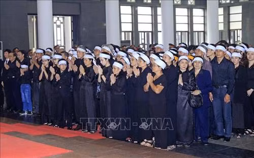 Linh cữu nguyên Tổng Bí thư Đỗ Mười quàn tại Nhà tang lễ quốc gia, số 5 Trần Thánh Tông (Hà Nội). Ảnh: TTXVN Đồng chí Trương Hòa Bình, Ủy viên Bộ Chính trị, Phó Thủ tướng thường trực Chính phủ, Trưởng Ban Tổ chức Lễ tang, tuyên bố bắt đầu Lễ truy điệu. Ảnh: Trí Dũng – TTXVN Tổng Bí thư Nguyễn Phú Trọng, Thủ tướng Nguyễn Xuân Phúc, Quyền Chủ tịch nước Đặng Thị Ngọc Thịnh, các đồng chí lãnh đạo, nguyên lãnh đạo Đảng, Nhà nước; Thủ tướng Lào Thongloun Sisoulith, các vị khách quốc tế cùng gia đình đồng chí Đỗ Mười dự Lễ truy điệu. Ảnh: Nhan Sáng – TTXVN Gia đình nguyên Tổng Bí thư Đỗ Mười tại Lễ truy điệu. Ảnh: TTXVN Các tăng ni cầu siêu, tưởng nhớ nguyên Tổng Bí thư Đỗ Mười. Ảnh: TTXVN Đại diện gia đình nguyên Tổng Bí thư Đỗ Mười thắp nén hương tưởng niệm lần cuối trước linh cữu. Ảnh: TTXVN Gia đình, họ hàng đi vòng quanh linh cữu, viếng nguyên Tổng Bí thư Đỗ Mười lần cuối. Ảnh: TTXVN Tổng Bí thư Nguyễn Phú Trọng, Trưởng Ban Lễ tang nguyên Tổng Bí thư Đỗ Mười, thay mặt lãnh đạo Đảng, Nhà nước đọc điếu văn tưởng nhớ và đưa tiễn đồng chí Đỗ Mười. Ảnh: Trí Dũng - TTXVN Ông Nguyễn Duy Trung, con trai nguyên Tổng Bí thư Đỗ Mười, thay mặt gia đình phát biểu bày tỏ lòng cảm ơn tới các đồng chí lãnh đạo Đảng, Nhà nước, những người bạn quốc tế đã tới chia buồn cùng gia đình. Ảnh: Trí Dũng – TTXVN Tổng Bí thư Nguyễn Phú Trọng và các đồng chí lãnh đạo, nguyên lãnh đạo Đảng, Nhà nước đi vòng quanh linh cữu lần cuối, vĩnh biệt đồng chí Đỗ Mười. Ảnh: Nhan Sáng – TTXVN Các tăng ni thực hiện nghi lễ cầu siêu, tưởng nhớ nguyên Tổng Bí thư Đỗ Mười. Ảnh: TTXVN Đội tiêu binh thực hiện nghi lễ chuyển di ảnh, gối huân huy chương và linh cữu đồng chí Đỗ Mười ra xe tang. Ảnh: Nhan Sáng – TTXVN Tổng Bí thư Nguyễn Phú Trọng, Thủ tướng Nguyễn Xuân Phúc đưa linh cữu đồng chí Đỗ Mười ra xe tang. Ảnh: Nhan Sáng – TTXVN Tổng Bí thư Nguyễn Phú Trọng, Thủ tướng Nguyễn Xuân Phúc cùng các đồng chí lãnh đạo, nguyên lãnh đạo Đảng, Nhà nước bên xe tang chở linh cữu đồng chí Đỗ Mười. Ảnh: Nhan Sáng – TTXVN Đoàn xe tang đưa linh cữu nguyên Tổng Bí thư Đỗ Mười di chuyển trên phố Lê Thánh Tông (Hà Nội). Ảnh: TTXVN Đoàn xe tang đưa linh cữu nguyên Tổng Bí thư Đỗ Mười di chuyển từ phố Tràng Tiền sang phố Hàng Khay (Hà Nội). Ảnh: TTXVN Đoàn xe tang đưa linh cữu nguyên Tổng Bí thư Đỗ Mười di chuyển trên phố Hàng Khay (Hà Nội). Ảnh: TTXVN Giáo viên và các em học sinh trường THCS Nguyễn Tri Phương đưa tiễn linh cữu nguyên Tổng Bí thư Đỗ Mười trên phố Hoàng Diệu (Hà Nội). Ảnh: Thành Đạt – TTXVN Đoàn xe đưa linh cữu nguyên Tổng Bí thư Đỗ Mười di chuyển trên đường Độc Lập (khu vực quảng trường Ba Đình và Nhà Quốc hội), Hà Nội. Ảnh: TTXVN Đoàn xe đưa linh cữu nguyên Tổng Bí thư Đỗ Mười trên phố Giải Phóng (Hà Nội). Ảnh: Danh Lam – TTXVN Người dân chờ đón linh cữu nguyên Tổng Bí thư Đỗ Mười tại quê nhà, khu Ma Vang, thôn 1, xã Đông Mỹ, huyện Thanh Trì, thành phố Hà Nội. Ảnh: Quang Quyết – TTXVN Đoàn xe tang đưa linh cữu nguyên Tổng Bí thư Đỗ Mười về tại quê nhà, khu Ma Vang, thôn 1, xã Đông Mỹ, huyện Thanh Trì, thành phố Hà Nội. Ảnh: Doãn Tấn – TTXVN Linh cữu nguyên Tổng Bí thư Đỗ Mười về tại quê nhà, khu Ma Vang, thôn 1, xã Đông Mỹ, huyện Thanh Trì, thành phố Hà Nội. Ảnh: Doãn Tấn – TTXVN Gia quyến nguyên Tổng Bí thư Đỗ Mười về tại quê nhà, khu Ma Vang, thôn 1, xã Đông Mỹ, huyện Thanh Trì, thành phố Hà Nội. Ảnh: Doãn Tấn – TTXVN Tổng Bí thư Nguyễn Phú Trọng cùng các đồng chí lãnh đạo, nguyên lãnh đạo cấp cao của Đảng, Nhà nước, Mặt trận Tổ quốc Việt Nam và đông đảo nhân dân địa phương dành một phút mặc niệm, vĩnh biệt nguyên Tổng Bí thư Đỗ Mười. Ảnh: Doãn Tấn – TTXVN Đội nghi lễ thực hiện nghi thức đóng huyệt mộ nguyên Tổng Bí thư Đỗ Mười. Ảnh: Doãn Tấn - TTXVN Tổng Bí thư Nguyễn Phú Trọng và các đồng chí lãnh đạo, nguyên lãnh đạo Đảng, Nhà nước, Mặt trận Tổ quốc Việt Nam thả những nắm đất đầu tiên xuống huyệt mộ nguyên Tổng Bí thư Đỗ Mười. Ảnh: Dương Giang – TTXVN Các đồng chí lãnh đạo, nguyên lãnh đạo Đảng, Nhà nước, Mặt trận Tổ quốc Việt Nam và gia đình nguyên Tổng Bí thư Đỗ Mười thả những nắm đất đầu tiên xuống huyệt mộ. Ảnh: Dương Giang – TTXVN Đồng chí Trương Hòa Bình, Ủy viên Bộ Chính trị, Phó Thủ tướng thường trực Chính phủ, Trưởng Ban Tổ chức Lễ tang phát biểu cảm ơn và tuyên bố kết thúc Lễ Quốc tang nguyên Tổng Bí thư Đỗ Mười. Ảnh: Doãn Tấn - TTXVN Phó Thủ tướng thường trực Chính phủ Trương Hòa Bình, nguyên Trưởng Ban Dân vận Trung ương Hà Thị Khiết và các đại biểu chia buồn cùng gia quyến nguyên Tổng Bí thư Đỗ Mười. Ảnh: Doãn Tấn-TTXVN Trưởng Ban Tuyên giáo Trung ương Võ Văn Thưởng chia buồn cùng gia quyến nguyên Tổng Bí thư Đỗ Mười. Ảnh: TTXVN Mộ nguyên Tổng Bí thư Đỗ Mười tại quê hương ông - Khu Ma Vang, thôn 1, xã Đông Mỹ, huyện Thanh Trì, thành phố Hà Nội. Ảnh: Doãn Tấn – TTXVN