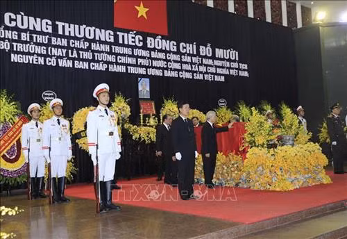 Linh cữu nguyên Tổng Bí thư Đỗ Mười quàn tại Nhà tang lễ quốc gia, số 5 Trần Thánh Tông (Hà Nội). Ảnh: TTXVN Đồng chí Trương Hòa Bình, Ủy viên Bộ Chính trị, Phó Thủ tướng thường trực Chính phủ, Trưởng Ban Tổ chức Lễ tang, tuyên bố bắt đầu Lễ truy điệu. Ảnh: Trí Dũng – TTXVN Tổng Bí thư Nguyễn Phú Trọng, Thủ tướng Nguyễn Xuân Phúc, Quyền Chủ tịch nước Đặng Thị Ngọc Thịnh, các đồng chí lãnh đạo, nguyên lãnh đạo Đảng, Nhà nước; Thủ tướng Lào Thongloun Sisoulith, các vị khách quốc tế cùng gia đình đồng chí Đỗ Mười dự Lễ truy điệu. Ảnh: Nhan Sáng – TTXVN Gia đình nguyên Tổng Bí thư Đỗ Mười tại Lễ truy điệu. Ảnh: TTXVN Các tăng ni cầu siêu, tưởng nhớ nguyên Tổng Bí thư Đỗ Mười. Ảnh: TTXVN Đại diện gia đình nguyên Tổng Bí thư Đỗ Mười thắp nén hương tưởng niệm lần cuối trước linh cữu. Ảnh: TTXVN Gia đình, họ hàng đi vòng quanh linh cữu, viếng nguyên Tổng Bí thư Đỗ Mười lần cuối. Ảnh: TTXVN Tổng Bí thư Nguyễn Phú Trọng, Trưởng Ban Lễ tang nguyên Tổng Bí thư Đỗ Mười, thay mặt lãnh đạo Đảng, Nhà nước đọc điếu văn tưởng nhớ và đưa tiễn đồng chí Đỗ Mười. Ảnh: Trí Dũng - TTXVN Ông Nguyễn Duy Trung, con trai nguyên Tổng Bí thư Đỗ Mười, thay mặt gia đình phát biểu bày tỏ lòng cảm ơn tới các đồng chí lãnh đạo Đảng, Nhà nước, những người bạn quốc tế đã tới chia buồn cùng gia đình. Ảnh: Trí Dũng – TTXVN Tổng Bí thư Nguyễn Phú Trọng và các đồng chí lãnh đạo, nguyên lãnh đạo Đảng, Nhà nước đi vòng quanh linh cữu lần cuối, vĩnh biệt đồng chí Đỗ Mười. Ảnh: Nhan Sáng – TTXVN Các tăng ni thực hiện nghi lễ cầu siêu, tưởng nhớ nguyên Tổng Bí thư Đỗ Mười. Ảnh: TTXVN Đội tiêu binh thực hiện nghi lễ chuyển di ảnh, gối huân huy chương và linh cữu đồng chí Đỗ Mười ra xe tang. Ảnh: Nhan Sáng – TTXVN Tổng Bí thư Nguyễn Phú Trọng, Thủ tướng Nguyễn Xuân Phúc đưa linh cữu đồng chí Đỗ Mười ra xe tang. Ảnh: Nhan Sáng – TTXVN Tổng Bí thư Nguyễn Phú Trọng, Thủ tướng Nguyễn Xuân Phúc cùng các đồng chí lãnh đạo, nguyên lãnh đạo Đảng, Nhà nước bên xe tang chở linh cữu đồng chí Đỗ Mười. Ảnh: Nhan Sáng – TTXVN Đoàn xe tang đưa linh cữu nguyên Tổng Bí thư Đỗ Mười di chuyển trên phố Lê Thánh Tông (Hà Nội). Ảnh: TTXVN Đoàn xe tang đưa linh cữu nguyên Tổng Bí thư Đỗ Mười di chuyển từ phố Tràng Tiền sang phố Hàng Khay (Hà Nội). Ảnh: TTXVN Đoàn xe tang đưa linh cữu nguyên Tổng Bí thư Đỗ Mười di chuyển trên phố Hàng Khay (Hà Nội). Ảnh: TTXVN Giáo viên và các em học sinh trường THCS Nguyễn Tri Phương đưa tiễn linh cữu nguyên Tổng Bí thư Đỗ Mười trên phố Hoàng Diệu (Hà Nội). Ảnh: Thành Đạt – TTXVN Đoàn xe đưa linh cữu nguyên Tổng Bí thư Đỗ Mười di chuyển trên đường Độc Lập (khu vực quảng trường Ba Đình và Nhà Quốc hội), Hà Nội. Ảnh: TTXVN Đoàn xe đưa linh cữu nguyên Tổng Bí thư Đỗ Mười trên phố Giải Phóng (Hà Nội). Ảnh: Danh Lam – TTXVN Người dân chờ đón linh cữu nguyên Tổng Bí thư Đỗ Mười tại quê nhà, khu Ma Vang, thôn 1, xã Đông Mỹ, huyện Thanh Trì, thành phố Hà Nội. Ảnh: Quang Quyết – TTXVN Đoàn xe tang đưa linh cữu nguyên Tổng Bí thư Đỗ Mười về tại quê nhà, khu Ma Vang, thôn 1, xã Đông Mỹ, huyện Thanh Trì, thành phố Hà Nội. Ảnh: Doãn Tấn – TTXVN Linh cữu nguyên Tổng Bí thư Đỗ Mười về tại quê nhà, khu Ma Vang, thôn 1, xã Đông Mỹ, huyện Thanh Trì, thành phố Hà Nội. Ảnh: Doãn Tấn – TTXVN Gia quyến nguyên Tổng Bí thư Đỗ Mười về tại quê nhà, khu Ma Vang, thôn 1, xã Đông Mỹ, huyện Thanh Trì, thành phố Hà Nội. Ảnh: Doãn Tấn – TTXVN Tổng Bí thư Nguyễn Phú Trọng cùng các đồng chí lãnh đạo, nguyên lãnh đạo cấp cao của Đảng, Nhà nước, Mặt trận Tổ quốc Việt Nam và đông đảo nhân dân địa phương dành một phút mặc niệm, vĩnh biệt nguyên Tổng Bí thư Đỗ Mười. Ảnh: Doãn Tấn – TTXVN Đội nghi lễ thực hiện nghi thức đóng huyệt mộ nguyên Tổng Bí thư Đỗ Mười. Ảnh: Doãn Tấn - TTXVN Tổng Bí thư Nguyễn Phú Trọng và các đồng chí lãnh đạo, nguyên lãnh đạo Đảng, Nhà nước, Mặt trận Tổ quốc Việt Nam thả những nắm đất đầu tiên xuống huyệt mộ nguyên Tổng Bí thư Đỗ Mười. Ảnh: Dương Giang – TTXVN Các đồng chí lãnh đạo, nguyên lãnh đạo Đảng, Nhà nước, Mặt trận Tổ quốc Việt Nam và gia đình nguyên Tổng Bí thư Đỗ Mười thả những nắm đất đầu tiên xuống huyệt mộ. Ảnh: Dương Giang – TTXVN Đồng chí Trương Hòa Bình, Ủy viên Bộ Chính trị, Phó Thủ tướng thường trực Chính phủ, Trưởng Ban Tổ chức Lễ tang phát biểu cảm ơn và tuyên bố kết thúc Lễ Quốc tang nguyên Tổng Bí thư Đỗ Mười. Ảnh: Doãn Tấn - TTXVN Phó Thủ tướng thường trực Chính phủ Trương Hòa Bình, nguyên Trưởng Ban Dân vận Trung ương Hà Thị Khiết và các đại biểu chia buồn cùng gia quyến nguyên Tổng Bí thư Đỗ Mười. Ảnh: Doãn Tấn-TTXVN Trưởng Ban Tuyên giáo Trung ương Võ Văn Thưởng chia buồn cùng gia quyến nguyên Tổng Bí thư Đỗ Mười. Ảnh: TTXVN Mộ nguyên Tổng Bí thư Đỗ Mười tại quê hương ông - Khu Ma Vang, thôn 1, xã Đông Mỹ, huyện Thanh Trì, thành phố Hà Nội. Ảnh: Doãn Tấn – TTXVN