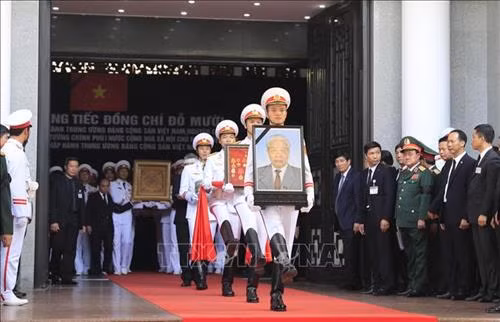 Linh cữu nguyên Tổng Bí thư Đỗ Mười quàn tại Nhà tang lễ quốc gia, số 5 Trần Thánh Tông (Hà Nội). Ảnh: TTXVN Đồng chí Trương Hòa Bình, Ủy viên Bộ Chính trị, Phó Thủ tướng thường trực Chính phủ, Trưởng Ban Tổ chức Lễ tang, tuyên bố bắt đầu Lễ truy điệu. Ảnh: Trí Dũng – TTXVN Tổng Bí thư Nguyễn Phú Trọng, Thủ tướng Nguyễn Xuân Phúc, Quyền Chủ tịch nước Đặng Thị Ngọc Thịnh, các đồng chí lãnh đạo, nguyên lãnh đạo Đảng, Nhà nước; Thủ tướng Lào Thongloun Sisoulith, các vị khách quốc tế cùng gia đình đồng chí Đỗ Mười dự Lễ truy điệu. Ảnh: Nhan Sáng – TTXVN Gia đình nguyên Tổng Bí thư Đỗ Mười tại Lễ truy điệu. Ảnh: TTXVN Các tăng ni cầu siêu, tưởng nhớ nguyên Tổng Bí thư Đỗ Mười. Ảnh: TTXVN Đại diện gia đình nguyên Tổng Bí thư Đỗ Mười thắp nén hương tưởng niệm lần cuối trước linh cữu. Ảnh: TTXVN Gia đình, họ hàng đi vòng quanh linh cữu, viếng nguyên Tổng Bí thư Đỗ Mười lần cuối. Ảnh: TTXVN Tổng Bí thư Nguyễn Phú Trọng, Trưởng Ban Lễ tang nguyên Tổng Bí thư Đỗ Mười, thay mặt lãnh đạo Đảng, Nhà nước đọc điếu văn tưởng nhớ và đưa tiễn đồng chí Đỗ Mười. Ảnh: Trí Dũng - TTXVN Ông Nguyễn Duy Trung, con trai nguyên Tổng Bí thư Đỗ Mười, thay mặt gia đình phát biểu bày tỏ lòng cảm ơn tới các đồng chí lãnh đạo Đảng, Nhà nước, những người bạn quốc tế đã tới chia buồn cùng gia đình. Ảnh: Trí Dũng – TTXVN Tổng Bí thư Nguyễn Phú Trọng và các đồng chí lãnh đạo, nguyên lãnh đạo Đảng, Nhà nước đi vòng quanh linh cữu lần cuối, vĩnh biệt đồng chí Đỗ Mười. Ảnh: Nhan Sáng – TTXVN Các tăng ni thực hiện nghi lễ cầu siêu, tưởng nhớ nguyên Tổng Bí thư Đỗ Mười. Ảnh: TTXVN Đội tiêu binh thực hiện nghi lễ chuyển di ảnh, gối huân huy chương và linh cữu đồng chí Đỗ Mười ra xe tang. Ảnh: Nhan Sáng – TTXVN Tổng Bí thư Nguyễn Phú Trọng, Thủ tướng Nguyễn Xuân Phúc đưa linh cữu đồng chí Đỗ Mười ra xe tang. Ảnh: Nhan Sáng – TTXVN Tổng Bí thư Nguyễn Phú Trọng, Thủ tướng Nguyễn Xuân Phúc cùng các đồng chí lãnh đạo, nguyên lãnh đạo Đảng, Nhà nước bên xe tang chở linh cữu đồng chí Đỗ Mười. Ảnh: Nhan Sáng – TTXVN Đoàn xe tang đưa linh cữu nguyên Tổng Bí thư Đỗ Mười di chuyển trên phố Lê Thánh Tông (Hà Nội). Ảnh: TTXVN Đoàn xe tang đưa linh cữu nguyên Tổng Bí thư Đỗ Mười di chuyển từ phố Tràng Tiền sang phố Hàng Khay (Hà Nội). Ảnh: TTXVN Đoàn xe tang đưa linh cữu nguyên Tổng Bí thư Đỗ Mười di chuyển trên phố Hàng Khay (Hà Nội). Ảnh: TTXVN Giáo viên và các em học sinh trường THCS Nguyễn Tri Phương đưa tiễn linh cữu nguyên Tổng Bí thư Đỗ Mười trên phố Hoàng Diệu (Hà Nội). Ảnh: Thành Đạt – TTXVN Đoàn xe đưa linh cữu nguyên Tổng Bí thư Đỗ Mười di chuyển trên đường Độc Lập (khu vực quảng trường Ba Đình và Nhà Quốc hội), Hà Nội. Ảnh: TTXVN Đoàn xe đưa linh cữu nguyên Tổng Bí thư Đỗ Mười trên phố Giải Phóng (Hà Nội). Ảnh: Danh Lam – TTXVN Người dân chờ đón linh cữu nguyên Tổng Bí thư Đỗ Mười tại quê nhà, khu Ma Vang, thôn 1, xã Đông Mỹ, huyện Thanh Trì, thành phố Hà Nội. Ảnh: Quang Quyết – TTXVN Đoàn xe tang đưa linh cữu nguyên Tổng Bí thư Đỗ Mười về tại quê nhà, khu Ma Vang, thôn 1, xã Đông Mỹ, huyện Thanh Trì, thành phố Hà Nội. Ảnh: Doãn Tấn – TTXVN Linh cữu nguyên Tổng Bí thư Đỗ Mười về tại quê nhà, khu Ma Vang, thôn 1, xã Đông Mỹ, huyện Thanh Trì, thành phố Hà Nội. Ảnh: Doãn Tấn – TTXVN Gia quyến nguyên Tổng Bí thư Đỗ Mười về tại quê nhà, khu Ma Vang, thôn 1, xã Đông Mỹ, huyện Thanh Trì, thành phố Hà Nội. Ảnh: Doãn Tấn – TTXVN Tổng Bí thư Nguyễn Phú Trọng cùng các đồng chí lãnh đạo, nguyên lãnh đạo cấp cao của Đảng, Nhà nước, Mặt trận Tổ quốc Việt Nam và đông đảo nhân dân địa phương dành một phút mặc niệm, vĩnh biệt nguyên Tổng Bí thư Đỗ Mười. Ảnh: Doãn Tấn – TTXVN Đội nghi lễ thực hiện nghi thức đóng huyệt mộ nguyên Tổng Bí thư Đỗ Mười. Ảnh: Doãn Tấn - TTXVN Tổng Bí thư Nguyễn Phú Trọng và các đồng chí lãnh đạo, nguyên lãnh đạo Đảng, Nhà nước, Mặt trận Tổ quốc Việt Nam thả những nắm đất đầu tiên xuống huyệt mộ nguyên Tổng Bí thư Đỗ Mười. Ảnh: Dương Giang – TTXVN Các đồng chí lãnh đạo, nguyên lãnh đạo Đảng, Nhà nước, Mặt trận Tổ quốc Việt Nam và gia đình nguyên Tổng Bí thư Đỗ Mười thả những nắm đất đầu tiên xuống huyệt mộ. Ảnh: Dương Giang – TTXVN Đồng chí Trương Hòa Bình, Ủy viên Bộ Chính trị, Phó Thủ tướng thường trực Chính phủ, Trưởng Ban Tổ chức Lễ tang phát biểu cảm ơn và tuyên bố kết thúc Lễ Quốc tang nguyên Tổng Bí thư Đỗ Mười. Ảnh: Doãn Tấn - TTXVN Phó Thủ tướng thường trực Chính phủ Trương Hòa Bình, nguyên Trưởng Ban Dân vận Trung ương Hà Thị Khiết và các đại biểu chia buồn cùng gia quyến nguyên Tổng Bí thư Đỗ Mười. Ảnh: Doãn Tấn-TTXVN Trưởng Ban Tuyên giáo Trung ương Võ Văn Thưởng chia buồn cùng gia quyến nguyên Tổng Bí thư Đỗ Mười. Ảnh: TTXVN Mộ nguyên Tổng Bí thư Đỗ Mười tại quê hương ông - Khu Ma Vang, thôn 1, xã Đông Mỹ, huyện Thanh Trì, thành phố Hà Nội. Ảnh: Doãn Tấn – TTXVN