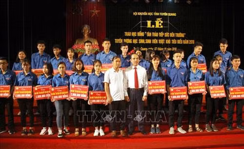 Lãnh đạo tỉnh Tuyên Quang và các nhà tài trợ trao học bổng “Tân Trào tiếp sức đến trường” cho các tân sinh viên. Ảnh: Quang Cường – TTXVN