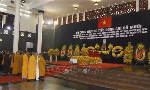 Linh cữu nguyên Tổng Bí thư Đỗ Mười quàn tại Nhà tang lễ quốc gia, số 5 Trần Thánh Tông (Hà Nội). Ảnh: TTXVN Đồng chí Trương Hòa Bình, Ủy viên Bộ Chính trị, Phó Thủ tướng thường trực Chính phủ, Trưởng Ban Tổ chức Lễ tang, tuyên bố bắt đầu Lễ truy điệu. Ảnh: Trí Dũng – TTXVN Tổng Bí thư Nguyễn Phú Trọng, Thủ tướng Nguyễn Xuân Phúc, Quyền Chủ tịch nước Đặng Thị Ngọc Thịnh, các đồng chí lãnh đạo, nguyên lãnh đạo Đảng, Nhà nước; Thủ tướng Lào Thongloun Sisoulith, các vị khách quốc tế cùng gia đình đồng chí Đỗ Mười dự Lễ truy điệu. Ảnh: Nhan Sáng – TTXVN Gia đình nguyên Tổng Bí thư Đỗ Mười tại Lễ truy điệu. Ảnh: TTXVN Các tăng ni cầu siêu, tưởng nhớ nguyên Tổng Bí thư Đỗ Mười. Ảnh: TTXVN Đại diện gia đình nguyên Tổng Bí thư Đỗ Mười thắp nén hương tưởng niệm lần cuối trước linh cữu. Ảnh: TTXVN Gia đình, họ hàng đi vòng quanh linh cữu, viếng nguyên Tổng Bí thư Đỗ Mười lần cuối. Ảnh: TTXVN Tổng Bí thư Nguyễn Phú Trọng, Trưởng Ban Lễ tang nguyên Tổng Bí thư Đỗ Mười, thay mặt lãnh đạo Đảng, Nhà nước đọc điếu văn tưởng nhớ và đưa tiễn đồng chí Đỗ Mười. Ảnh: Trí Dũng - TTXVN Ông Nguyễn Duy Trung, con trai nguyên Tổng Bí thư Đỗ Mười, thay mặt gia đình phát biểu bày tỏ lòng cảm ơn tới các đồng chí lãnh đạo Đảng, Nhà nước, những người bạn quốc tế đã tới chia buồn cùng gia đình. Ảnh: Trí Dũng – TTXVN Tổng Bí thư Nguyễn Phú Trọng và các đồng chí lãnh đạo, nguyên lãnh đạo Đảng, Nhà nước đi vòng quanh linh cữu lần cuối, vĩnh biệt đồng chí Đỗ Mười. Ảnh: Nhan Sáng – TTXVN Các tăng ni thực hiện nghi lễ cầu siêu, tưởng nhớ nguyên Tổng Bí thư Đỗ Mười. Ảnh: TTXVN Đội tiêu binh thực hiện nghi lễ chuyển di ảnh, gối huân huy chương và linh cữu đồng chí Đỗ Mười ra xe tang. Ảnh: Nhan Sáng – TTXVN Tổng Bí thư Nguyễn Phú Trọng, Thủ tướng Nguyễn Xuân Phúc đưa linh cữu đồng chí Đỗ Mười ra xe tang. Ảnh: Nhan Sáng – TTXVN Tổng Bí thư Nguyễn Phú Trọng, Thủ tướng Nguyễn Xuân Phúc cùng các đồng chí lãnh đạo, nguyên lãnh đạo Đảng, Nhà nước bên xe tang chở linh cữu đồng chí Đỗ Mười. Ảnh: Nhan Sáng – TTXVN Đoàn xe tang đưa linh cữu nguyên Tổng Bí thư Đỗ Mười di chuyển trên phố Lê Thánh Tông (Hà Nội). Ảnh: TTXVN Đoàn xe tang đưa linh cữu nguyên Tổng Bí thư Đỗ Mười di chuyển từ phố Tràng Tiền sang phố Hàng Khay (Hà Nội). Ảnh: TTXVN Đoàn xe tang đưa linh cữu nguyên Tổng Bí thư Đỗ Mười di chuyển trên phố Hàng Khay (Hà Nội). Ảnh: TTXVN Giáo viên và các em học sinh trường THCS Nguyễn Tri Phương đưa tiễn linh cữu nguyên Tổng Bí thư Đỗ Mười trên phố Hoàng Diệu (Hà Nội). Ảnh: Thành Đạt – TTXVN Đoàn xe đưa linh cữu nguyên Tổng Bí thư Đỗ Mười di chuyển trên đường Độc Lập (khu vực quảng trường Ba Đình và Nhà Quốc hội), Hà Nội. Ảnh: TTXVN Đoàn xe đưa linh cữu nguyên Tổng Bí thư Đỗ Mười trên phố Giải Phóng (Hà Nội). Ảnh: Danh Lam – TTXVN Người dân chờ đón linh cữu nguyên Tổng Bí thư Đỗ Mười tại quê nhà, khu Ma Vang, thôn 1, xã Đông Mỹ, huyện Thanh Trì, thành phố Hà Nội. Ảnh: Quang Quyết – TTXVN Đoàn xe tang đưa linh cữu nguyên Tổng Bí thư Đỗ Mười về tại quê nhà, khu Ma Vang, thôn 1, xã Đông Mỹ, huyện Thanh Trì, thành phố Hà Nội. Ảnh: Doãn Tấn – TTXVN Linh cữu nguyên Tổng Bí thư Đỗ Mười về tại quê nhà, khu Ma Vang, thôn 1, xã Đông Mỹ, huyện Thanh Trì, thành phố Hà Nội. Ảnh: Doãn Tấn – TTXVN Gia quyến nguyên Tổng Bí thư Đỗ Mười về tại quê nhà, khu Ma Vang, thôn 1, xã Đông Mỹ, huyện Thanh Trì, thành phố Hà Nội. Ảnh: Doãn Tấn – TTXVN Tổng Bí thư Nguyễn Phú Trọng cùng các đồng chí lãnh đạo, nguyên lãnh đạo cấp cao của Đảng, Nhà nước, Mặt trận Tổ quốc Việt Nam và đông đảo nhân dân địa phương dành một phút mặc niệm, vĩnh biệt nguyên Tổng Bí thư Đỗ Mười. Ảnh: Doãn Tấn – TTXVN Đội nghi lễ thực hiện nghi thức đóng huyệt mộ nguyên Tổng Bí thư Đỗ Mười. Ảnh: Doãn Tấn - TTXVN Tổng Bí thư Nguyễn Phú Trọng và các đồng chí lãnh đạo, nguyên lãnh đạo Đảng, Nhà nước, Mặt trận Tổ quốc Việt Nam thả những nắm đất đầu tiên xuống huyệt mộ nguyên Tổng Bí thư Đỗ Mười. Ảnh: Dương Giang – TTXVN Các đồng chí lãnh đạo, nguyên lãnh đạo Đảng, Nhà nước, Mặt trận Tổ quốc Việt Nam và gia đình nguyên Tổng Bí thư Đỗ Mười thả những nắm đất đầu tiên xuống huyệt mộ. Ảnh: Dương Giang – TTXVN Đồng chí Trương Hòa Bình, Ủy viên Bộ Chính trị, Phó Thủ tướng thường trực Chính phủ, Trưởng Ban Tổ chức Lễ tang phát biểu cảm ơn và tuyên bố kết thúc Lễ Quốc tang nguyên Tổng Bí thư Đỗ Mười. Ảnh: Doãn Tấn - TTXVN Phó Thủ tướng thường trực Chính phủ Trương Hòa Bình, nguyên Trưởng Ban Dân vận Trung ương Hà Thị Khiết và các đại biểu chia buồn cùng gia quyến nguyên Tổng Bí thư Đỗ Mười. Ảnh: Doãn Tấn-TTXVN Trưởng Ban Tuyên giáo Trung ương Võ Văn Thưởng chia buồn cùng gia quyến nguyên Tổng Bí thư Đỗ Mười. Ảnh: TTXVN Mộ nguyên Tổng Bí thư Đỗ Mười tại quê hương ông - Khu Ma Vang, thôn 1, xã Đông Mỹ, huyện Thanh Trì, thành phố Hà Nội. Ảnh: Doãn Tấn – TTXVN
