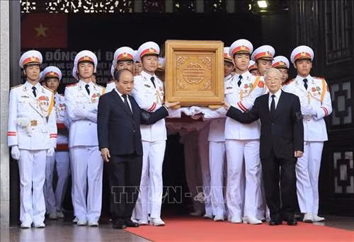 Linh cữu nguyên Tổng Bí thư Đỗ Mười quàn tại Nhà tang lễ quốc gia, số 5 Trần Thánh Tông (Hà Nội). Ảnh: TTXVN Đồng chí Trương Hòa Bình, Ủy viên Bộ Chính trị, Phó Thủ tướng thường trực Chính phủ, Trưởng Ban Tổ chức Lễ tang, tuyên bố bắt đầu Lễ truy điệu. Ảnh: Trí Dũng – TTXVN Tổng Bí thư Nguyễn Phú Trọng, Thủ tướng Nguyễn Xuân Phúc, Quyền Chủ tịch nước Đặng Thị Ngọc Thịnh, các đồng chí lãnh đạo, nguyên lãnh đạo Đảng, Nhà nước; Thủ tướng Lào Thongloun Sisoulith, các vị khách quốc tế cùng gia đình đồng chí Đỗ Mười dự Lễ truy điệu. Ảnh: Nhan Sáng – TTXVN Gia đình nguyên Tổng Bí thư Đỗ Mười tại Lễ truy điệu. Ảnh: TTXVN Các tăng ni cầu siêu, tưởng nhớ nguyên Tổng Bí thư Đỗ Mười. Ảnh: TTXVN Đại diện gia đình nguyên Tổng Bí thư Đỗ Mười thắp nén hương tưởng niệm lần cuối trước linh cữu. Ảnh: TTXVN Gia đình, họ hàng đi vòng quanh linh cữu, viếng nguyên Tổng Bí thư Đỗ Mười lần cuối. Ảnh: TTXVN Tổng Bí thư Nguyễn Phú Trọng, Trưởng Ban Lễ tang nguyên Tổng Bí thư Đỗ Mười, thay mặt lãnh đạo Đảng, Nhà nước đọc điếu văn tưởng nhớ và đưa tiễn đồng chí Đỗ Mười. Ảnh: Trí Dũng - TTXVN Ông Nguyễn Duy Trung, con trai nguyên Tổng Bí thư Đỗ Mười, thay mặt gia đình phát biểu bày tỏ lòng cảm ơn tới các đồng chí lãnh đạo Đảng, Nhà nước, những người bạn quốc tế đã tới chia buồn cùng gia đình. Ảnh: Trí Dũng – TTXVN Tổng Bí thư Nguyễn Phú Trọng và các đồng chí lãnh đạo, nguyên lãnh đạo Đảng, Nhà nước đi vòng quanh linh cữu lần cuối, vĩnh biệt đồng chí Đỗ Mười. Ảnh: Nhan Sáng – TTXVN Các tăng ni thực hiện nghi lễ cầu siêu, tưởng nhớ nguyên Tổng Bí thư Đỗ Mười. Ảnh: TTXVN Đội tiêu binh thực hiện nghi lễ chuyển di ảnh, gối huân huy chương và linh cữu đồng chí Đỗ Mười ra xe tang. Ảnh: Nhan Sáng – TTXVN Tổng Bí thư Nguyễn Phú Trọng, Thủ tướng Nguyễn Xuân Phúc đưa linh cữu đồng chí Đỗ Mười ra xe tang. Ảnh: Nhan Sáng – TTXVN Tổng Bí thư Nguyễn Phú Trọng, Thủ tướng Nguyễn Xuân Phúc cùng các đồng chí lãnh đạo, nguyên lãnh đạo Đảng, Nhà nước bên xe tang chở linh cữu đồng chí Đỗ Mười. Ảnh: Nhan Sáng – TTXVN Đoàn xe tang đưa linh cữu nguyên Tổng Bí thư Đỗ Mười di chuyển trên phố Lê Thánh Tông (Hà Nội). Ảnh: TTXVN Đoàn xe tang đưa linh cữu nguyên Tổng Bí thư Đỗ Mười di chuyển từ phố Tràng Tiền sang phố Hàng Khay (Hà Nội). Ảnh: TTXVN Đoàn xe tang đưa linh cữu nguyên Tổng Bí thư Đỗ Mười di chuyển trên phố Hàng Khay (Hà Nội). Ảnh: TTXVN Giáo viên và các em học sinh trường THCS Nguyễn Tri Phương đưa tiễn linh cữu nguyên Tổng Bí thư Đỗ Mười trên phố Hoàng Diệu (Hà Nội). Ảnh: Thành Đạt – TTXVN Đoàn xe đưa linh cữu nguyên Tổng Bí thư Đỗ Mười di chuyển trên đường Độc Lập (khu vực quảng trường Ba Đình và Nhà Quốc hội), Hà Nội. Ảnh: TTXVN Đoàn xe đưa linh cữu nguyên Tổng Bí thư Đỗ Mười trên phố Giải Phóng (Hà Nội). Ảnh: Danh Lam – TTXVN Người dân chờ đón linh cữu nguyên Tổng Bí thư Đỗ Mười tại quê nhà, khu Ma Vang, thôn 1, xã Đông Mỹ, huyện Thanh Trì, thành phố Hà Nội. Ảnh: Quang Quyết – TTXVN Đoàn xe tang đưa linh cữu nguyên Tổng Bí thư Đỗ Mười về tại quê nhà, khu Ma Vang, thôn 1, xã Đông Mỹ, huyện Thanh Trì, thành phố Hà Nội. Ảnh: Doãn Tấn – TTXVN Linh cữu nguyên Tổng Bí thư Đỗ Mười về tại quê nhà, khu Ma Vang, thôn 1, xã Đông Mỹ, huyện Thanh Trì, thành phố Hà Nội. Ảnh: Doãn Tấn – TTXVN Gia quyến nguyên Tổng Bí thư Đỗ Mười về tại quê nhà, khu Ma Vang, thôn 1, xã Đông Mỹ, huyện Thanh Trì, thành phố Hà Nội. Ảnh: Doãn Tấn – TTXVN Tổng Bí thư Nguyễn Phú Trọng cùng các đồng chí lãnh đạo, nguyên lãnh đạo cấp cao của Đảng, Nhà nước, Mặt trận Tổ quốc Việt Nam và đông đảo nhân dân địa phương dành một phút mặc niệm, vĩnh biệt nguyên Tổng Bí thư Đỗ Mười. Ảnh: Doãn Tấn – TTXVN Đội nghi lễ thực hiện nghi thức đóng huyệt mộ nguyên Tổng Bí thư Đỗ Mười. Ảnh: Doãn Tấn - TTXVN Tổng Bí thư Nguyễn Phú Trọng và các đồng chí lãnh đạo, nguyên lãnh đạo Đảng, Nhà nước, Mặt trận Tổ quốc Việt Nam thả những nắm đất đầu tiên xuống huyệt mộ nguyên Tổng Bí thư Đỗ Mười. Ảnh: Dương Giang – TTXVN Các đồng chí lãnh đạo, nguyên lãnh đạo Đảng, Nhà nước, Mặt trận Tổ quốc Việt Nam và gia đình nguyên Tổng Bí thư Đỗ Mười thả những nắm đất đầu tiên xuống huyệt mộ. Ảnh: Dương Giang – TTXVN Đồng chí Trương Hòa Bình, Ủy viên Bộ Chính trị, Phó Thủ tướng thường trực Chính phủ, Trưởng Ban Tổ chức Lễ tang phát biểu cảm ơn và tuyên bố kết thúc Lễ Quốc tang nguyên Tổng Bí thư Đỗ Mười. Ảnh: Doãn Tấn - TTXVN Phó Thủ tướng thường trực Chính phủ Trương Hòa Bình, nguyên Trưởng Ban Dân vận Trung ương Hà Thị Khiết và các đại biểu chia buồn cùng gia quyến nguyên Tổng Bí thư Đỗ Mười. Ảnh: Doãn Tấn-TTXVN Trưởng Ban Tuyên giáo Trung ương Võ Văn Thưởng chia buồn cùng gia quyến nguyên Tổng Bí thư Đỗ Mười. Ảnh: TTXVN Mộ nguyên Tổng Bí thư Đỗ Mười tại quê hương ông - Khu Ma Vang, thôn 1, xã Đông Mỹ, huyện Thanh Trì, thành phố Hà Nội. Ảnh: Doãn Tấn – TTXVN