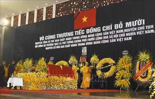 Linh cữu nguyên Tổng Bí thư Đỗ Mười quàn tại Nhà tang lễ quốc gia, số 5 Trần Thánh Tông (Hà Nội). Ảnh: TTXVN Đồng chí Trương Hòa Bình, Ủy viên Bộ Chính trị, Phó Thủ tướng thường trực Chính phủ, Trưởng Ban Tổ chức Lễ tang, tuyên bố bắt đầu Lễ truy điệu. Ảnh: Trí Dũng – TTXVN Tổng Bí thư Nguyễn Phú Trọng, Thủ tướng Nguyễn Xuân Phúc, Quyền Chủ tịch nước Đặng Thị Ngọc Thịnh, các đồng chí lãnh đạo, nguyên lãnh đạo Đảng, Nhà nước; Thủ tướng Lào Thongloun Sisoulith, các vị khách quốc tế cùng gia đình đồng chí Đỗ Mười dự Lễ truy điệu. Ảnh: Nhan Sáng – TTXVN Gia đình nguyên Tổng Bí thư Đỗ Mười tại Lễ truy điệu. Ảnh: TTXVN Các tăng ni cầu siêu, tưởng nhớ nguyên Tổng Bí thư Đỗ Mười. Ảnh: TTXVN Đại diện gia đình nguyên Tổng Bí thư Đỗ Mười thắp nén hương tưởng niệm lần cuối trước linh cữu. Ảnh: TTXVN Gia đình, họ hàng đi vòng quanh linh cữu, viếng nguyên Tổng Bí thư Đỗ Mười lần cuối. Ảnh: TTXVN Tổng Bí thư Nguyễn Phú Trọng, Trưởng Ban Lễ tang nguyên Tổng Bí thư Đỗ Mười, thay mặt lãnh đạo Đảng, Nhà nước đọc điếu văn tưởng nhớ và đưa tiễn đồng chí Đỗ Mười. Ảnh: Trí Dũng - TTXVN Ông Nguyễn Duy Trung, con trai nguyên Tổng Bí thư Đỗ Mười, thay mặt gia đình phát biểu bày tỏ lòng cảm ơn tới các đồng chí lãnh đạo Đảng, Nhà nước, những người bạn quốc tế đã tới chia buồn cùng gia đình. Ảnh: Trí Dũng – TTXVN Tổng Bí thư Nguyễn Phú Trọng và các đồng chí lãnh đạo, nguyên lãnh đạo Đảng, Nhà nước đi vòng quanh linh cữu lần cuối, vĩnh biệt đồng chí Đỗ Mười. Ảnh: Nhan Sáng – TTXVN Các tăng ni thực hiện nghi lễ cầu siêu, tưởng nhớ nguyên Tổng Bí thư Đỗ Mười. Ảnh: TTXVN Đội tiêu binh thực hiện nghi lễ chuyển di ảnh, gối huân huy chương và linh cữu đồng chí Đỗ Mười ra xe tang. Ảnh: Nhan Sáng – TTXVN Tổng Bí thư Nguyễn Phú Trọng, Thủ tướng Nguyễn Xuân Phúc đưa linh cữu đồng chí Đỗ Mười ra xe tang. Ảnh: Nhan Sáng – TTXVN Tổng Bí thư Nguyễn Phú Trọng, Thủ tướng Nguyễn Xuân Phúc cùng các đồng chí lãnh đạo, nguyên lãnh đạo Đảng, Nhà nước bên xe tang chở linh cữu đồng chí Đỗ Mười. Ảnh: Nhan Sáng – TTXVN Đoàn xe tang đưa linh cữu nguyên Tổng Bí thư Đỗ Mười di chuyển trên phố Lê Thánh Tông (Hà Nội). Ảnh: TTXVN Đoàn xe tang đưa linh cữu nguyên Tổng Bí thư Đỗ Mười di chuyển từ phố Tràng Tiền sang phố Hàng Khay (Hà Nội). Ảnh: TTXVN Đoàn xe tang đưa linh cữu nguyên Tổng Bí thư Đỗ Mười di chuyển trên phố Hàng Khay (Hà Nội). Ảnh: TTXVN Giáo viên và các em học sinh trường THCS Nguyễn Tri Phương đưa tiễn linh cữu nguyên Tổng Bí thư Đỗ Mười trên phố Hoàng Diệu (Hà Nội). Ảnh: Thành Đạt – TTXVN Đoàn xe đưa linh cữu nguyên Tổng Bí thư Đỗ Mười di chuyển trên đường Độc Lập (khu vực quảng trường Ba Đình và Nhà Quốc hội), Hà Nội. Ảnh: TTXVN Đoàn xe đưa linh cữu nguyên Tổng Bí thư Đỗ Mười trên phố Giải Phóng (Hà Nội). Ảnh: Danh Lam – TTXVN Người dân chờ đón linh cữu nguyên Tổng Bí thư Đỗ Mười tại quê nhà, khu Ma Vang, thôn 1, xã Đông Mỹ, huyện Thanh Trì, thành phố Hà Nội. Ảnh: Quang Quyết – TTXVN Đoàn xe tang đưa linh cữu nguyên Tổng Bí thư Đỗ Mười về tại quê nhà, khu Ma Vang, thôn 1, xã Đông Mỹ, huyện Thanh Trì, thành phố Hà Nội. Ảnh: Doãn Tấn – TTXVN Linh cữu nguyên Tổng Bí thư Đỗ Mười về tại quê nhà, khu Ma Vang, thôn 1, xã Đông Mỹ, huyện Thanh Trì, thành phố Hà Nội. Ảnh: Doãn Tấn – TTXVN Gia quyến nguyên Tổng Bí thư Đỗ Mười về tại quê nhà, khu Ma Vang, thôn 1, xã Đông Mỹ, huyện Thanh Trì, thành phố Hà Nội. Ảnh: Doãn Tấn – TTXVN Tổng Bí thư Nguyễn Phú Trọng cùng các đồng chí lãnh đạo, nguyên lãnh đạo cấp cao của Đảng, Nhà nước, Mặt trận Tổ quốc Việt Nam và đông đảo nhân dân địa phương dành một phút mặc niệm, vĩnh biệt nguyên Tổng Bí thư Đỗ Mười. Ảnh: Doãn Tấn – TTXVN Đội nghi lễ thực hiện nghi thức đóng huyệt mộ nguyên Tổng Bí thư Đỗ Mười. Ảnh: Doãn Tấn - TTXVN Tổng Bí thư Nguyễn Phú Trọng và các đồng chí lãnh đạo, nguyên lãnh đạo Đảng, Nhà nước, Mặt trận Tổ quốc Việt Nam thả những nắm đất đầu tiên xuống huyệt mộ nguyên Tổng Bí thư Đỗ Mười. Ảnh: Dương Giang – TTXVN Các đồng chí lãnh đạo, nguyên lãnh đạo Đảng, Nhà nước, Mặt trận Tổ quốc Việt Nam và gia đình nguyên Tổng Bí thư Đỗ Mười thả những nắm đất đầu tiên xuống huyệt mộ. Ảnh: Dương Giang – TTXVN Đồng chí Trương Hòa Bình, Ủy viên Bộ Chính trị, Phó Thủ tướng thường trực Chính phủ, Trưởng Ban Tổ chức Lễ tang phát biểu cảm ơn và tuyên bố kết thúc Lễ Quốc tang nguyên Tổng Bí thư Đỗ Mười. Ảnh: Doãn Tấn - TTXVN Phó Thủ tướng thường trực Chính phủ Trương Hòa Bình, nguyên Trưởng Ban Dân vận Trung ương Hà Thị Khiết và các đại biểu chia buồn cùng gia quyến nguyên Tổng Bí thư Đỗ Mười. Ảnh: Doãn Tấn-TTXVN Trưởng Ban Tuyên giáo Trung ương Võ Văn Thưởng chia buồn cùng gia quyến nguyên Tổng Bí thư Đỗ Mười. Ảnh: TTXVN Mộ nguyên Tổng Bí thư Đỗ Mười tại quê hương ông - Khu Ma Vang, thôn 1, xã Đông Mỹ, huyện Thanh Trì, thành phố Hà Nội. Ảnh: Doãn Tấn – TTXVN