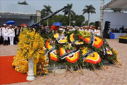 Linh cữu nguyên Tổng Bí thư Đỗ Mười quàn tại Nhà tang lễ quốc gia, số 5 Trần Thánh Tông (Hà Nội). Ảnh: TTXVN Đồng chí Trương Hòa Bình, Ủy viên Bộ Chính trị, Phó Thủ tướng thường trực Chính phủ, Trưởng Ban Tổ chức Lễ tang, tuyên bố bắt đầu Lễ truy điệu. Ảnh: Trí Dũng – TTXVN Tổng Bí thư Nguyễn Phú Trọng, Thủ tướng Nguyễn Xuân Phúc, Quyền Chủ tịch nước Đặng Thị Ngọc Thịnh, các đồng chí lãnh đạo, nguyên lãnh đạo Đảng, Nhà nước; Thủ tướng Lào Thongloun Sisoulith, các vị khách quốc tế cùng gia đình đồng chí Đỗ Mười dự Lễ truy điệu. Ảnh: Nhan Sáng – TTXVN Gia đình nguyên Tổng Bí thư Đỗ Mười tại Lễ truy điệu. Ảnh: TTXVN Các tăng ni cầu siêu, tưởng nhớ nguyên Tổng Bí thư Đỗ Mười. Ảnh: TTXVN Đại diện gia đình nguyên Tổng Bí thư Đỗ Mười thắp nén hương tưởng niệm lần cuối trước linh cữu. Ảnh: TTXVN Gia đình, họ hàng đi vòng quanh linh cữu, viếng nguyên Tổng Bí thư Đỗ Mười lần cuối. Ảnh: TTXVN Tổng Bí thư Nguyễn Phú Trọng, Trưởng Ban Lễ tang nguyên Tổng Bí thư Đỗ Mười, thay mặt lãnh đạo Đảng, Nhà nước đọc điếu văn tưởng nhớ và đưa tiễn đồng chí Đỗ Mười. Ảnh: Trí Dũng - TTXVN Ông Nguyễn Duy Trung, con trai nguyên Tổng Bí thư Đỗ Mười, thay mặt gia đình phát biểu bày tỏ lòng cảm ơn tới các đồng chí lãnh đạo Đảng, Nhà nước, những người bạn quốc tế đã tới chia buồn cùng gia đình. Ảnh: Trí Dũng – TTXVN Tổng Bí thư Nguyễn Phú Trọng và các đồng chí lãnh đạo, nguyên lãnh đạo Đảng, Nhà nước đi vòng quanh linh cữu lần cuối, vĩnh biệt đồng chí Đỗ Mười. Ảnh: Nhan Sáng – TTXVN Các tăng ni thực hiện nghi lễ cầu siêu, tưởng nhớ nguyên Tổng Bí thư Đỗ Mười. Ảnh: TTXVN Đội tiêu binh thực hiện nghi lễ chuyển di ảnh, gối huân huy chương và linh cữu đồng chí Đỗ Mười ra xe tang. Ảnh: Nhan Sáng – TTXVN Tổng Bí thư Nguyễn Phú Trọng, Thủ tướng Nguyễn Xuân Phúc đưa linh cữu đồng chí Đỗ Mười ra xe tang. Ảnh: Nhan Sáng – TTXVN Tổng Bí thư Nguyễn Phú Trọng, Thủ tướng Nguyễn Xuân Phúc cùng các đồng chí lãnh đạo, nguyên lãnh đạo Đảng, Nhà nước bên xe tang chở linh cữu đồng chí Đỗ Mười. Ảnh: Nhan Sáng – TTXVN Đoàn xe tang đưa linh cữu nguyên Tổng Bí thư Đỗ Mười di chuyển trên phố Lê Thánh Tông (Hà Nội). Ảnh: TTXVN Đoàn xe tang đưa linh cữu nguyên Tổng Bí thư Đỗ Mười di chuyển từ phố Tràng Tiền sang phố Hàng Khay (Hà Nội). Ảnh: TTXVN Đoàn xe tang đưa linh cữu nguyên Tổng Bí thư Đỗ Mười di chuyển trên phố Hàng Khay (Hà Nội). Ảnh: TTXVN Giáo viên và các em học sinh trường THCS Nguyễn Tri Phương đưa tiễn linh cữu nguyên Tổng Bí thư Đỗ Mười trên phố Hoàng Diệu (Hà Nội). Ảnh: Thành Đạt – TTXVN Đoàn xe đưa linh cữu nguyên Tổng Bí thư Đỗ Mười di chuyển trên đường Độc Lập (khu vực quảng trường Ba Đình và Nhà Quốc hội), Hà Nội. Ảnh: TTXVN Đoàn xe đưa linh cữu nguyên Tổng Bí thư Đỗ Mười trên phố Giải Phóng (Hà Nội). Ảnh: Danh Lam – TTXVN Người dân chờ đón linh cữu nguyên Tổng Bí thư Đỗ Mười tại quê nhà, khu Ma Vang, thôn 1, xã Đông Mỹ, huyện Thanh Trì, thành phố Hà Nội. Ảnh: Quang Quyết – TTXVN Đoàn xe tang đưa linh cữu nguyên Tổng Bí thư Đỗ Mười về tại quê nhà, khu Ma Vang, thôn 1, xã Đông Mỹ, huyện Thanh Trì, thành phố Hà Nội. Ảnh: Doãn Tấn – TTXVN Linh cữu nguyên Tổng Bí thư Đỗ Mười về tại quê nhà, khu Ma Vang, thôn 1, xã Đông Mỹ, huyện Thanh Trì, thành phố Hà Nội. Ảnh: Doãn Tấn – TTXVN Gia quyến nguyên Tổng Bí thư Đỗ Mười về tại quê nhà, khu Ma Vang, thôn 1, xã Đông Mỹ, huyện Thanh Trì, thành phố Hà Nội. Ảnh: Doãn Tấn – TTXVN Tổng Bí thư Nguyễn Phú Trọng cùng các đồng chí lãnh đạo, nguyên lãnh đạo cấp cao của Đảng, Nhà nước, Mặt trận Tổ quốc Việt Nam và đông đảo nhân dân địa phương dành một phút mặc niệm, vĩnh biệt nguyên Tổng Bí thư Đỗ Mười. Ảnh: Doãn Tấn – TTXVN Đội nghi lễ thực hiện nghi thức đóng huyệt mộ nguyên Tổng Bí thư Đỗ Mười. Ảnh: Doãn Tấn - TTXVN Tổng Bí thư Nguyễn Phú Trọng và các đồng chí lãnh đạo, nguyên lãnh đạo Đảng, Nhà nước, Mặt trận Tổ quốc Việt Nam thả những nắm đất đầu tiên xuống huyệt mộ nguyên Tổng Bí thư Đỗ Mười. Ảnh: Dương Giang – TTXVN Các đồng chí lãnh đạo, nguyên lãnh đạo Đảng, Nhà nước, Mặt trận Tổ quốc Việt Nam và gia đình nguyên Tổng Bí thư Đỗ Mười thả những nắm đất đầu tiên xuống huyệt mộ. Ảnh: Dương Giang – TTXVN Đồng chí Trương Hòa Bình, Ủy viên Bộ Chính trị, Phó Thủ tướng thường trực Chính phủ, Trưởng Ban Tổ chức Lễ tang phát biểu cảm ơn và tuyên bố kết thúc Lễ Quốc tang nguyên Tổng Bí thư Đỗ Mười. Ảnh: Doãn Tấn - TTXVN Phó Thủ tướng thường trực Chính phủ Trương Hòa Bình, nguyên Trưởng Ban Dân vận Trung ương Hà Thị Khiết và các đại biểu chia buồn cùng gia quyến nguyên Tổng Bí thư Đỗ Mười. Ảnh: Doãn Tấn-TTXVN Trưởng Ban Tuyên giáo Trung ương Võ Văn Thưởng chia buồn cùng gia quyến nguyên Tổng Bí thư Đỗ Mười. Ảnh: TTXVN Mộ nguyên Tổng Bí thư Đỗ Mười tại quê hương ông - Khu Ma Vang, thôn 1, xã Đông Mỹ, huyện Thanh Trì, thành phố Hà Nội. Ảnh: Doãn Tấn – TTXVN