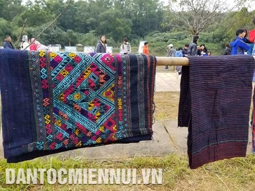 Sản phẩm thổ cẩm của phụ nữ Lào. Ảnh: Hoàng Tâm