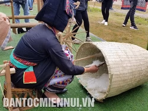 Công đoạn bật bông. Ảnh: Hoàng Tâm