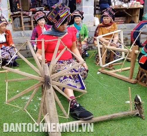 Công đoạn xe sợi. Ảnh: Hoàng Tâm
