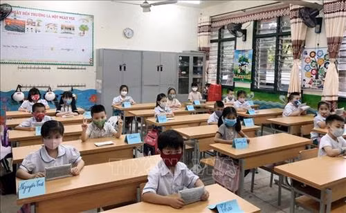 Ngày đầu tiên học sinh, sinh viên Quảng Ninh đi học trở lại được ngồi giãn cách theo quy định. Ảnh: TTXVN
