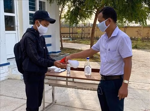 Học sinh Ninh Thuận rửa tay sát khuẩn trước khi vào lớp học. Ảnh: Công Thử - TTXVN