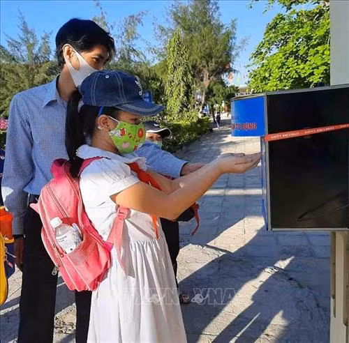 Giáo viên trường Tiểu học Lạc Long Quân (thành phố Tuy Hòa-Phú Yên) rửa tay khử khuẩn trước khi vờ lớp. Ảnh: Xuân Triệu - TTXVN