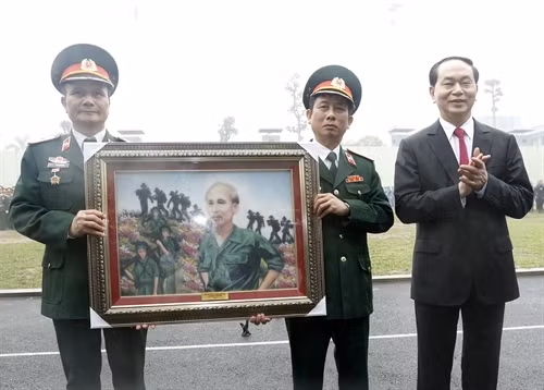 Chủ tịch nước Trần Đại Quang trao tặng bức tranh "Bác vẫn cùng chúng cháu hành quân" cho Bộ Tư lệnh Binh chủng Đặc công. Ảnh: Nhan Sáng-TTXVN