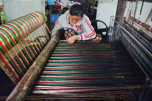 Ninh Thuận vốn được biết đến là vùng đất tập trung nhiều đồng bào Chăm nhất cả nước. Cùng với làng gốm Bàu Trúc, làng dệt Mỹ Nghiệp được coi là hai đại diện tinh hoa nhất của đồng bào dân tộc Chăm nơi đây. Đây cũng là hai trong số những làng nghề lâu đời nhất Đông Nam Á.