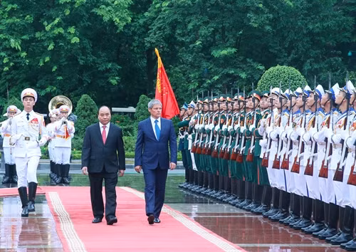 Thủ tướng Chính phủ Nguyễn Xuân Phúc và Thủ tướng Dacian Ciolos duyệt Đội Danh dự. Ảnh:Thóng Nhất-TTXVN