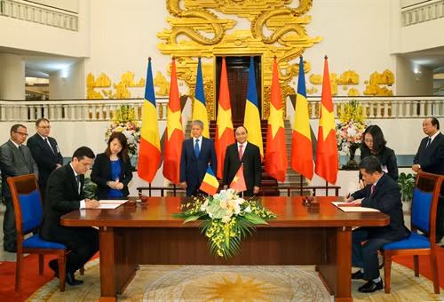 Sáng 12/7/2016, tại Trụ sở Chính phủ, Thủ tướng Nguyễn Xuân Phúc và Thủ tướng Dacian Ciolos chứng kiến Lễ ký bản ghi nhớ giữa Tập đoàn Điện lực Việt Nam và Công ty Truyền tải điện quốc gia Romania Transelectrica về hợp tác trong lĩnh vực năng lượng. Ảnh:Thống Nhất-TTXVN