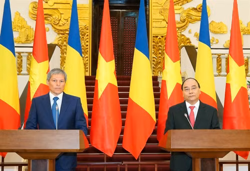 Sáng 12/7/2016, tại Trụ sở Chính phủ, Thủ tướng Nguyễn Xuân Phúc và Thủ tướng Dacian Ciolos gặp gỡ báo chí. Ảnh:Thống Nhất-TTXVN