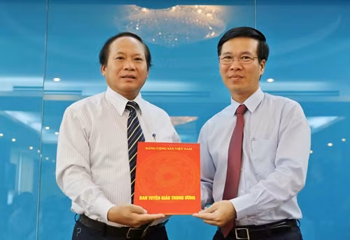 Đồng chí Võ Văn Thưởng, Ủy viên Bộ Chính trị, Trưởng Ban Tuyên giáo Trung ương (phải) trao quyết định và tặng hoa chúc mừng (ảnh dưới) Bộ trưởng Trương Minh Tuấn. Ảnh: Minh Quyết- TTXVN