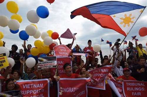 Các nhà hoạt động Philippines vui mừng sau phán quyết của Tòa Trọng tài ở Lahay trong cuộc tuần hành tại Manila ngày 12/7. AFP/TTXVN