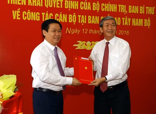 Đồng chí Đinh Thế Huynh trao Quyết định Trưởng ban chỉ đạo Tây Nam Bộ cho đồng chí Vương Đình Huệ. Ảnh: Duy Khương - TTXVN