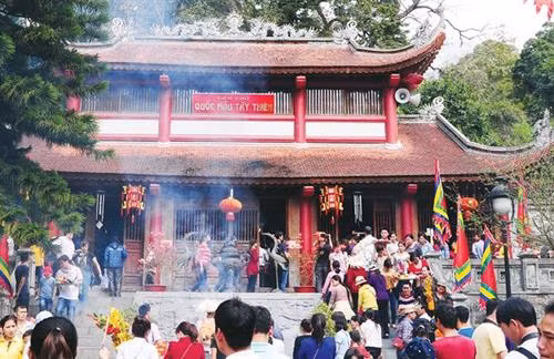Khách thập phương tập trung hành lễ tại đền Thượng - nơi thờ Quốc Mẫu Tây Thiên. Ảnh: tien phong.vn