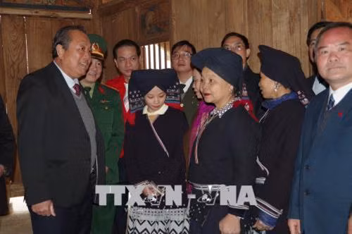 Đồng chí Trương Hòa Bình, Ủy viên Bộ Chính trị, Phó Thủ tướng Thường trực Chính phủ thăm một số hộ dân tại khu tái định cư xóm Lau Bai, xã Vầy Nưa, huyện Đà Băc. Ảnh: Vũ Hà-TTXVN