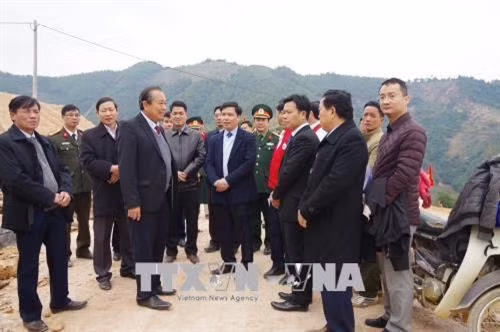 Phó Thủ tướng Thường trực Chính phủ Trương Hòa Bình chia sẻ những khó khăn với chính quyền huyện Đà Bắc nói riêng và tỉnh Hòa Bình nói chung bị ảnh hưởng nặng nề sau đợt mưa lũ vừa qua tại địa bàn xóm Lau Bai, xã Vầy Nưa, huyện Đà Bắc (Hòa Bình). Ảnh: Vũ Hà-TTXVN
