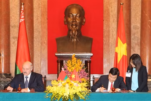 Chủ tịch nước Trương Tấn Sang và Tổng thống Cộng hoà Belarus Lukashenko ký Tuyên bố chung về củng cố và phát triển toàn diện giữa CHXHCN Việt Nam và CH Balarus. Ảnh: Nguyễn Khang – TTXVN
