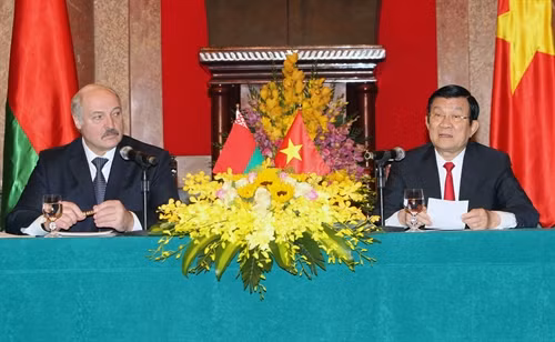 Chủ tịch nước Trương Tấn Sang và Tổng thống Cộng hoà Belarus Lukashenko gặp gỡ báo chí. Ảnh: Nguyễn khang – TTXVN
