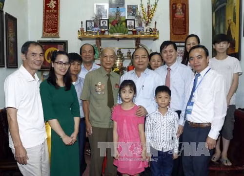 Thủ tướng Nguyễn Xuân Phúc với gia đình Thương binh Nguyễn Thanh Lâm. Ảnh: Doãn Tấn - TTXVN