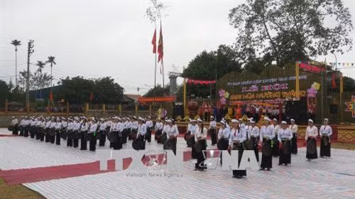Trình tấu chiêng Mường tại Lễ hội. Ảnh: Nhan Sinh- TTXVN
