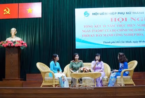 Giao lưu giữa đại diện các tập thể điển hình tại hội nghị. Ảnh: Phương Vy- TTXVN