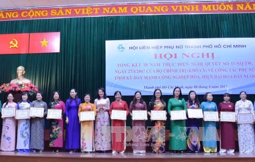 Tuyên dương các tập thể điển hình về công tác Phụ nữ thời kỳ đẩy mạnh công nghiệp hóa, hiện đại hóa đất nước. Ảnh: Phương Vy- TTXVN