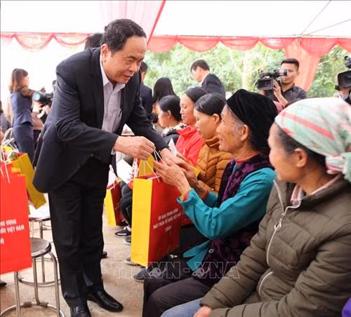 Chủ tịch Ủy ban Trung ương MTTQ Việt Nam Trần Thanh Mẫn tặng quà Tết cho nhân dân xã Bảo Lâm, huyện Cao Lộc, Lạng Sơn. Ảnh: Quang Duy – TTXVN