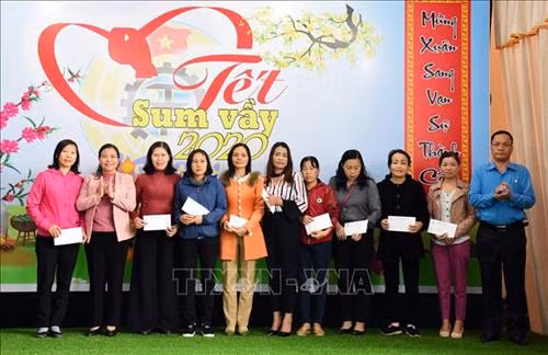 Trao quà cho đoàn viên, công nhân, viên chức, người lao động. Ảnh: Cao Nguyên – TTXVN