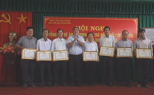 Các cá nhân, tập thể đạt thành tích xuất sắc nhận bằng khen của UBND tỉnh Hậu Giang. Ảnh: Xuân Dự - TTXVN