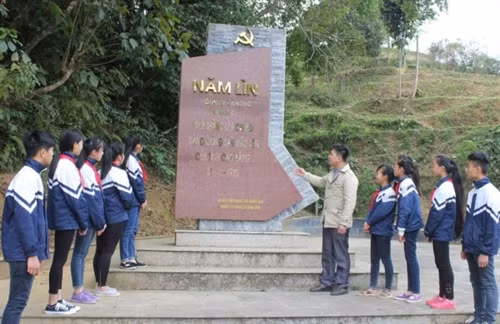 Giáo dục truyền thống cho thế hệ trẻ tại Di tích lịch sử Nặm Lìn, xã Hoàng Tung (Hòa An) nơi thành lập Chi bộ Đảng Cộng sản đầu tiên của tỉnh Cao bằng.