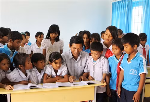 Thầy Y’ Jem Niê dạy tiếng Êđê cho học sinh Trường Tiểu học Ea Bông, huyện Krông Ana.