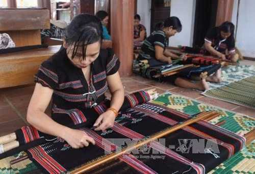 Tỉ mỉ từng đường kim mũi chỉ trên sản phẩm.