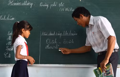 Thầy Y’ Jem Niê hướng dẫn học sinh viết chữ Ê -đê.
