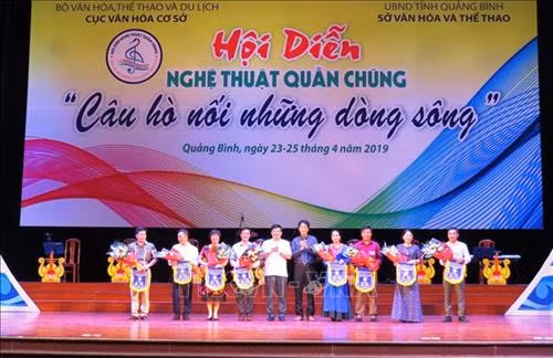 Ban tổ chức trao tặng cờ lưu niệm và hoa cho các đơn vị tham gia. Ảnh: Võ Dung - TTXVN