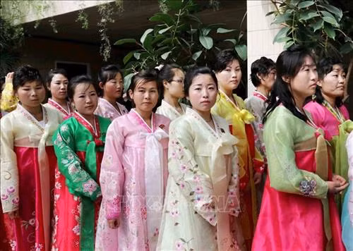 Thủ đô Bình Nhưỡng ngày nay mang một dáng vẻ hiện đại. Ảnh: Phương Hoa – TTXVN Những ngôi nhà cao tầng được sơn nhiều màu sắc mang dáng vẻ hiện đại cho Thủ đô Bình Nhưỡng. Ảnh: Phương Hoa- TTXVN Toàn cảnh thành phố Bình Nhưỡng nhìn từ trên cao. Ảnh: Phương Hoa – TTXVN Tiết mục hòa nhạc của Dàn nhạc Công Huân quốc gia Triều Tiên. Ảnh: Phương Hoa – TTXVN Đúng dịp sinh nhật của Chủ tịch Kim Nhật Thành, Triển lãm hoa được tổ chức tại Thủ đô Bình Nhưỡng. Ảnh: Phương Hoa – TTXVN Một gia đình Triều Tiên tham quan Triển lãm hoa Kim Nhật Thành. Ảnh: Phương Hoa – TTXVN Phụ nữ Triều Tiên mặc trang phục truyền thống vào xem Triển lãm hoa Kim Nhật Thành. Ảnh: Phương Hoa – TTXVN Người dân Triều Tiên xếp hàng vào xem Triển lãm hoa Kim Nhật Thành. Ảnh: Phương Hoa – TTXVN Một ngôi nhà truyền thống bên cạnh những công trình hiện đại. Ảnh: Phương Hoa – TTXVN Người dân và thiếu niên Triều Tiên đến vui chơi ở công viên. Ảnh: Phương Hoa – TTXVN Ngày cuối tuần, người dân Triều Tiên đến vui chơi ở các công viên nổi tiếng. Ảnh: Phương Hoa – TTXVN Một gian hàng dược phẩm ở Bình Nhưỡng. Ảnh: Phương Hoa – TTXVN Học sinh học môn thể thao yêu thích ở trường học. Ảnh: Phương Hoa – TTXVN Lớp học âm nhạc của học sinh Triều Tiên. Ảnh: Phương Hoa – TTXVN Lớp dạy lập trình tại Cung Học sinh Thiếu niên Vạn Cảnh Đài. Ảnh: Phương Hoa – TTXVN Triều Tiên rất chú trọng đến việc phát triển toàn diện con người, học sinh được tham gia các lớp học nghệ thuật. Ảnh: Phương Hoa- TTXVN Học sinh Triều Tiên học viết thư pháp. Ảnh: Phương Hoa – TTXVN Một cặp vợ chồng sắp cưới chụp ảnh trước Bảo tàng Chiến thắng Chiến tranh Giải phóng Tổ quốc. Ảnh: Phương Hoa – TTXVN Người dân xếp hàng trật tự lên phương tiện giao thông công cộng. Ảnh: Phương Hoa- TTXVN Cung Thái Dương Kumsusan-nơi an nghỉ của Chủ tịch Kim Nhật Thành và Kim Jong - Il. Ảnh: Phương Hoa – TTXVN Nhà ga trung tâm ở Thủ đô Bình Nhưỡng. Ảnh: Phương Hoa – TTXVN Tòa nhà Quốc hội ở Thủ đô Bình Nhưỡng. Ảnh: Phương Hoa – TTXVN Ngoài phương tiện giao thông công cộng, người dân Bình Nhưỡng thường xuyên sử dụng xe đạp. Ảnh: Phương Hoa – TTXVN Hoa nở trên đường phố cùng với những ngôi nhà cao tầng mang nhiều màu sắc rực rỡ. Ảnh: Phương Hoa – TTXVN Tượng "Vạn Lý Mã" - bức tượng nổi tiếng ở Bình Nhưỡng. Ảnh: Phương Hoa – TTXVN Những dãy phố với công trình kiến trúc hiện đại được xây dựng ở Bình Nhưỡng. Ảnh: Phương Hoa – TTXVN Nhiều chung cư cao tầng được xây dựng phục vụ chỗ ở cho người dân ở Thủ đô Bình Nhưỡng. Ảnh: Phương Hoa – TTXVN Khải Hoàn Môn - một công trình nổi tiếng ở Bình Nhưỡng. Ảnh: Phương Hoa – TTXVN Tháp Chủ thể cao 170 m là Tượng đài về học thuyết tự lực tự cường ở Triều Tiên. Ảnh: Phương Hoa – TTXVN Một công trình kiến trúc truyền thống của Triều Tiên tại Thủ đô Bình Nhưỡng. Ảnh: Phương Hoa – TTXVN Quảng trường Kim Nhật Thành, nơi tổ chức các sự kiện lớn của Triều Tiên. Ảnh: Phương Hoa – TTXVN Pin năng lượng mặt trời được sử dụng ở nhiều nơi tại Thủ đô Bình Nhưỡng. Ảnh: Phương Hoa – TTXVN Ô tô điện là phương tiện giao thông công cộng phổ biển ở Bình Nhưỡng. Ảnh: Phương Hoa – TTXVN Nhà ga Bình Nhưỡng nhìn từ trên cao. Ảnh: Phương Hoa – TTXVN Tòa nhà Ryugyong cao 330m ở Thủ đô Bình Nhưỡng. Ảnh: Phương Hoa – TTXVN Một công trình lịch sử ở Thủ đô Bình Nhưỡng. Ảnh: Phương Hoa – TTXVN Học sinh mầm non được cô giáo dẫn đi dã ngoại. Ảnh: Phương Hoa – TTXVN Thủ đô Bình Nhưỡng nhìn từ trên cao. Ảnh: Phương Hoa – TTXVN Khu Chang Jong, nơi tập trung nhiều nhà cao tầng. Ảnh: Phương Hoa – TTXVN