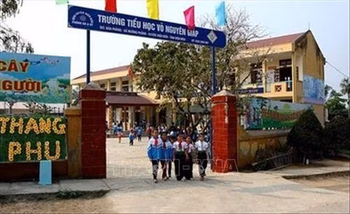 Di tích Đồi A1, nơi diễn ra trận đánh khốc liệt nhất của chiến dịch Điện Biên Phủ. Ảnh: Xuân Tư – TTXVN Máy bay hạ cánh tại Cảng hàng không Điện Biên Phủ. Ảnh: Xuân Tư – TTXVN Thành phố Điện Biên Phủ bên dòng sông Nậm Rốm. Ảnh: Tuấn Anh - TTXVN Trường Tiểu học mang tên Đại tướng Võ Nguyên Giáp, xã Mường Phăng, huyện Điện Biên - trường đạt chuẩn quốc gia mức độ I. Ảnh: Quý Trung - TTXVN Cánh đồng Mường Thanh, tỉnh Điện Biên. Ảnh: Tuấn Anh - TTXVN