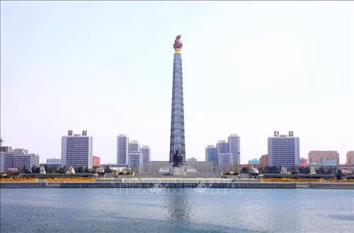 Thủ đô Bình Nhưỡng ngày nay mang một dáng vẻ hiện đại. Ảnh: Phương Hoa – TTXVN Những ngôi nhà cao tầng được sơn nhiều màu sắc mang dáng vẻ hiện đại cho Thủ đô Bình Nhưỡng. Ảnh: Phương Hoa- TTXVN Toàn cảnh thành phố Bình Nhưỡng nhìn từ trên cao. Ảnh: Phương Hoa – TTXVN Tiết mục hòa nhạc của Dàn nhạc Công Huân quốc gia Triều Tiên. Ảnh: Phương Hoa – TTXVN Đúng dịp sinh nhật của Chủ tịch Kim Nhật Thành, Triển lãm hoa được tổ chức tại Thủ đô Bình Nhưỡng. Ảnh: Phương Hoa – TTXVN Một gia đình Triều Tiên tham quan Triển lãm hoa Kim Nhật Thành. Ảnh: Phương Hoa – TTXVN Phụ nữ Triều Tiên mặc trang phục truyền thống vào xem Triển lãm hoa Kim Nhật Thành. Ảnh: Phương Hoa – TTXVN Người dân Triều Tiên xếp hàng vào xem Triển lãm hoa Kim Nhật Thành. Ảnh: Phương Hoa – TTXVN Một ngôi nhà truyền thống bên cạnh những công trình hiện đại. Ảnh: Phương Hoa – TTXVN Người dân và thiếu niên Triều Tiên đến vui chơi ở công viên. Ảnh: Phương Hoa – TTXVN Ngày cuối tuần, người dân Triều Tiên đến vui chơi ở các công viên nổi tiếng. Ảnh: Phương Hoa – TTXVN Một gian hàng dược phẩm ở Bình Nhưỡng. Ảnh: Phương Hoa – TTXVN Học sinh học môn thể thao yêu thích ở trường học. Ảnh: Phương Hoa – TTXVN Lớp học âm nhạc của học sinh Triều Tiên. Ảnh: Phương Hoa – TTXVN Lớp dạy lập trình tại Cung Học sinh Thiếu niên Vạn Cảnh Đài. Ảnh: Phương Hoa – TTXVN Triều Tiên rất chú trọng đến việc phát triển toàn diện con người, học sinh được tham gia các lớp học nghệ thuật. Ảnh: Phương Hoa- TTXVN Học sinh Triều Tiên học viết thư pháp. Ảnh: Phương Hoa – TTXVN Một cặp vợ chồng sắp cưới chụp ảnh trước Bảo tàng Chiến thắng Chiến tranh Giải phóng Tổ quốc. Ảnh: Phương Hoa – TTXVN Người dân xếp hàng trật tự lên phương tiện giao thông công cộng. Ảnh: Phương Hoa- TTXVN Cung Thái Dương Kumsusan-nơi an nghỉ của Chủ tịch Kim Nhật Thành và Kim Jong - Il. Ảnh: Phương Hoa – TTXVN Nhà ga trung tâm ở Thủ đô Bình Nhưỡng. Ảnh: Phương Hoa – TTXVN Tòa nhà Quốc hội ở Thủ đô Bình Nhưỡng. Ảnh: Phương Hoa – TTXVN Ngoài phương tiện giao thông công cộng, người dân Bình Nhưỡng thường xuyên sử dụng xe đạp. Ảnh: Phương Hoa – TTXVN Hoa nở trên đường phố cùng với những ngôi nhà cao tầng mang nhiều màu sắc rực rỡ. Ảnh: Phương Hoa – TTXVN Tượng "Vạn Lý Mã" - bức tượng nổi tiếng ở Bình Nhưỡng. Ảnh: Phương Hoa – TTXVN Những dãy phố với công trình kiến trúc hiện đại được xây dựng ở Bình Nhưỡng. Ảnh: Phương Hoa – TTXVN Nhiều chung cư cao tầng được xây dựng phục vụ chỗ ở cho người dân ở Thủ đô Bình Nhưỡng. Ảnh: Phương Hoa – TTXVN Khải Hoàn Môn - một công trình nổi tiếng ở Bình Nhưỡng. Ảnh: Phương Hoa – TTXVN Tháp Chủ thể cao 170 m là Tượng đài về học thuyết tự lực tự cường ở Triều Tiên. Ảnh: Phương Hoa – TTXVN Một công trình kiến trúc truyền thống của Triều Tiên tại Thủ đô Bình Nhưỡng. Ảnh: Phương Hoa – TTXVN Quảng trường Kim Nhật Thành, nơi tổ chức các sự kiện lớn của Triều Tiên. Ảnh: Phương Hoa – TTXVN Pin năng lượng mặt trời được sử dụng ở nhiều nơi tại Thủ đô Bình Nhưỡng. Ảnh: Phương Hoa – TTXVN Ô tô điện là phương tiện giao thông công cộng phổ biển ở Bình Nhưỡng. Ảnh: Phương Hoa – TTXVN Nhà ga Bình Nhưỡng nhìn từ trên cao. Ảnh: Phương Hoa – TTXVN Tòa nhà Ryugyong cao 330m ở Thủ đô Bình Nhưỡng. Ảnh: Phương Hoa – TTXVN Một công trình lịch sử ở Thủ đô Bình Nhưỡng. Ảnh: Phương Hoa – TTXVN Học sinh mầm non được cô giáo dẫn đi dã ngoại. Ảnh: Phương Hoa – TTXVN Thủ đô Bình Nhưỡng nhìn từ trên cao. Ảnh: Phương Hoa – TTXVN Khu Chang Jong, nơi tập trung nhiều nhà cao tầng. Ảnh: Phương Hoa – TTXVN