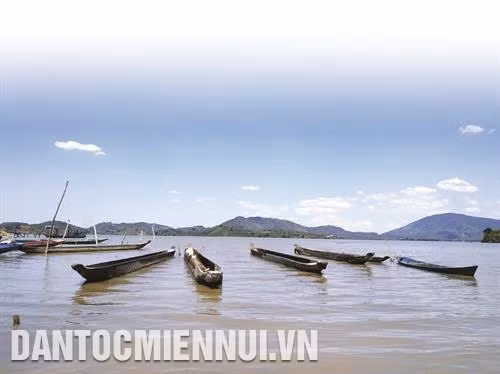 Quang cảnh bình yên trên hồ Lắk. Ảnh: Tuấn Anh Du khách trải nghiệm kéo lưới đánh cá trên hồ Lắk. Ảnh: Tuấn Anh Thật tuyệt vời khi du khách được trải nghiệm cảm giác lắc lư trên lưng những chú voi đi dạo trên hồ Lắk. Ảnh: Tuấn Anh