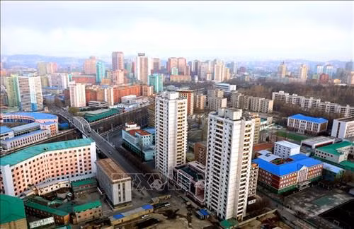 Thủ đô Bình Nhưỡng ngày nay mang một dáng vẻ hiện đại. Ảnh: Phương Hoa – TTXVN Những ngôi nhà cao tầng được sơn nhiều màu sắc mang dáng vẻ hiện đại cho Thủ đô Bình Nhưỡng. Ảnh: Phương Hoa- TTXVN Toàn cảnh thành phố Bình Nhưỡng nhìn từ trên cao. Ảnh: Phương Hoa – TTXVN Tiết mục hòa nhạc của Dàn nhạc Công Huân quốc gia Triều Tiên. Ảnh: Phương Hoa – TTXVN Đúng dịp sinh nhật của Chủ tịch Kim Nhật Thành, Triển lãm hoa được tổ chức tại Thủ đô Bình Nhưỡng. Ảnh: Phương Hoa – TTXVN Một gia đình Triều Tiên tham quan Triển lãm hoa Kim Nhật Thành. Ảnh: Phương Hoa – TTXVN Phụ nữ Triều Tiên mặc trang phục truyền thống vào xem Triển lãm hoa Kim Nhật Thành. Ảnh: Phương Hoa – TTXVN Người dân Triều Tiên xếp hàng vào xem Triển lãm hoa Kim Nhật Thành. Ảnh: Phương Hoa – TTXVN Một ngôi nhà truyền thống bên cạnh những công trình hiện đại. Ảnh: Phương Hoa – TTXVN Người dân và thiếu niên Triều Tiên đến vui chơi ở công viên. Ảnh: Phương Hoa – TTXVN Ngày cuối tuần, người dân Triều Tiên đến vui chơi ở các công viên nổi tiếng. Ảnh: Phương Hoa – TTXVN Một gian hàng dược phẩm ở Bình Nhưỡng. Ảnh: Phương Hoa – TTXVN Học sinh học môn thể thao yêu thích ở trường học. Ảnh: Phương Hoa – TTXVN Lớp học âm nhạc của học sinh Triều Tiên. Ảnh: Phương Hoa – TTXVN Lớp dạy lập trình tại Cung Học sinh Thiếu niên Vạn Cảnh Đài. Ảnh: Phương Hoa – TTXVN Triều Tiên rất chú trọng đến việc phát triển toàn diện con người, học sinh được tham gia các lớp học nghệ thuật. Ảnh: Phương Hoa- TTXVN Học sinh Triều Tiên học viết thư pháp. Ảnh: Phương Hoa – TTXVN Một cặp vợ chồng sắp cưới chụp ảnh trước Bảo tàng Chiến thắng Chiến tranh Giải phóng Tổ quốc. Ảnh: Phương Hoa – TTXVN Người dân xếp hàng trật tự lên phương tiện giao thông công cộng. Ảnh: Phương Hoa- TTXVN Cung Thái Dương Kumsusan-nơi an nghỉ của Chủ tịch Kim Nhật Thành và Kim Jong - Il. Ảnh: Phương Hoa – TTXVN Nhà ga trung tâm ở Thủ đô Bình Nhưỡng. Ảnh: Phương Hoa – TTXVN Tòa nhà Quốc hội ở Thủ đô Bình Nhưỡng. Ảnh: Phương Hoa – TTXVN Ngoài phương tiện giao thông công cộng, người dân Bình Nhưỡng thường xuyên sử dụng xe đạp. Ảnh: Phương Hoa – TTXVN Hoa nở trên đường phố cùng với những ngôi nhà cao tầng mang nhiều màu sắc rực rỡ. Ảnh: Phương Hoa – TTXVN Tượng "Vạn Lý Mã" - bức tượng nổi tiếng ở Bình Nhưỡng. Ảnh: Phương Hoa – TTXVN Những dãy phố với công trình kiến trúc hiện đại được xây dựng ở Bình Nhưỡng. Ảnh: Phương Hoa – TTXVN Nhiều chung cư cao tầng được xây dựng phục vụ chỗ ở cho người dân ở Thủ đô Bình Nhưỡng. Ảnh: Phương Hoa – TTXVN Khải Hoàn Môn - một công trình nổi tiếng ở Bình Nhưỡng. Ảnh: Phương Hoa – TTXVN Tháp Chủ thể cao 170 m là Tượng đài về học thuyết tự lực tự cường ở Triều Tiên. Ảnh: Phương Hoa – TTXVN Một công trình kiến trúc truyền thống của Triều Tiên tại Thủ đô Bình Nhưỡng. Ảnh: Phương Hoa – TTXVN Quảng trường Kim Nhật Thành, nơi tổ chức các sự kiện lớn của Triều Tiên. Ảnh: Phương Hoa – TTXVN Pin năng lượng mặt trời được sử dụng ở nhiều nơi tại Thủ đô Bình Nhưỡng. Ảnh: Phương Hoa – TTXVN Ô tô điện là phương tiện giao thông công cộng phổ biển ở Bình Nhưỡng. Ảnh: Phương Hoa – TTXVN Nhà ga Bình Nhưỡng nhìn từ trên cao. Ảnh: Phương Hoa – TTXVN Tòa nhà Ryugyong cao 330m ở Thủ đô Bình Nhưỡng. Ảnh: Phương Hoa – TTXVN Một công trình lịch sử ở Thủ đô Bình Nhưỡng. Ảnh: Phương Hoa – TTXVN Học sinh mầm non được cô giáo dẫn đi dã ngoại. Ảnh: Phương Hoa – TTXVN Thủ đô Bình Nhưỡng nhìn từ trên cao. Ảnh: Phương Hoa – TTXVN Khu Chang Jong, nơi tập trung nhiều nhà cao tầng. Ảnh: Phương Hoa – TTXVN