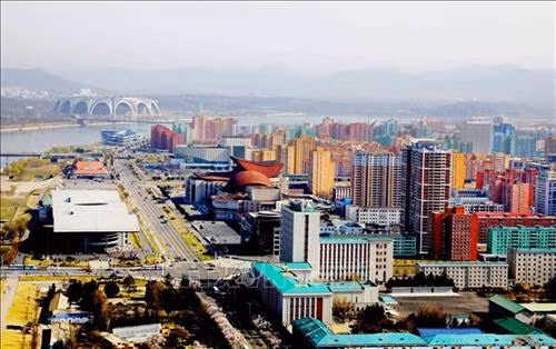 Thủ đô Bình Nhưỡng ngày nay mang một dáng vẻ hiện đại. Ảnh: Phương Hoa – TTXVN Những ngôi nhà cao tầng được sơn nhiều màu sắc mang dáng vẻ hiện đại cho Thủ đô Bình Nhưỡng. Ảnh: Phương Hoa- TTXVN Toàn cảnh thành phố Bình Nhưỡng nhìn từ trên cao. Ảnh: Phương Hoa – TTXVN Tiết mục hòa nhạc của Dàn nhạc Công Huân quốc gia Triều Tiên. Ảnh: Phương Hoa – TTXVN Đúng dịp sinh nhật của Chủ tịch Kim Nhật Thành, Triển lãm hoa được tổ chức tại Thủ đô Bình Nhưỡng. Ảnh: Phương Hoa – TTXVN Một gia đình Triều Tiên tham quan Triển lãm hoa Kim Nhật Thành. Ảnh: Phương Hoa – TTXVN Phụ nữ Triều Tiên mặc trang phục truyền thống vào xem Triển lãm hoa Kim Nhật Thành. Ảnh: Phương Hoa – TTXVN Người dân Triều Tiên xếp hàng vào xem Triển lãm hoa Kim Nhật Thành. Ảnh: Phương Hoa – TTXVN Một ngôi nhà truyền thống bên cạnh những công trình hiện đại. Ảnh: Phương Hoa – TTXVN Người dân và thiếu niên Triều Tiên đến vui chơi ở công viên. Ảnh: Phương Hoa – TTXVN Ngày cuối tuần, người dân Triều Tiên đến vui chơi ở các công viên nổi tiếng. Ảnh: Phương Hoa – TTXVN Một gian hàng dược phẩm ở Bình Nhưỡng. Ảnh: Phương Hoa – TTXVN Học sinh học môn thể thao yêu thích ở trường học. Ảnh: Phương Hoa – TTXVN Lớp học âm nhạc của học sinh Triều Tiên. Ảnh: Phương Hoa – TTXVN Lớp dạy lập trình tại Cung Học sinh Thiếu niên Vạn Cảnh Đài. Ảnh: Phương Hoa – TTXVN Triều Tiên rất chú trọng đến việc phát triển toàn diện con người, học sinh được tham gia các lớp học nghệ thuật. Ảnh: Phương Hoa- TTXVN Học sinh Triều Tiên học viết thư pháp. Ảnh: Phương Hoa – TTXVN Một cặp vợ chồng sắp cưới chụp ảnh trước Bảo tàng Chiến thắng Chiến tranh Giải phóng Tổ quốc. Ảnh: Phương Hoa – TTXVN Người dân xếp hàng trật tự lên phương tiện giao thông công cộng. Ảnh: Phương Hoa- TTXVN Cung Thái Dương Kumsusan-nơi an nghỉ của Chủ tịch Kim Nhật Thành và Kim Jong - Il. Ảnh: Phương Hoa – TTXVN Nhà ga trung tâm ở Thủ đô Bình Nhưỡng. Ảnh: Phương Hoa – TTXVN Tòa nhà Quốc hội ở Thủ đô Bình Nhưỡng. Ảnh: Phương Hoa – TTXVN Ngoài phương tiện giao thông công cộng, người dân Bình Nhưỡng thường xuyên sử dụng xe đạp. Ảnh: Phương Hoa – TTXVN Hoa nở trên đường phố cùng với những ngôi nhà cao tầng mang nhiều màu sắc rực rỡ. Ảnh: Phương Hoa – TTXVN Tượng "Vạn Lý Mã" - bức tượng nổi tiếng ở Bình Nhưỡng. Ảnh: Phương Hoa – TTXVN Những dãy phố với công trình kiến trúc hiện đại được xây dựng ở Bình Nhưỡng. Ảnh: Phương Hoa – TTXVN Nhiều chung cư cao tầng được xây dựng phục vụ chỗ ở cho người dân ở Thủ đô Bình Nhưỡng. Ảnh: Phương Hoa – TTXVN Khải Hoàn Môn - một công trình nổi tiếng ở Bình Nhưỡng. Ảnh: Phương Hoa – TTXVN Tháp Chủ thể cao 170 m là Tượng đài về học thuyết tự lực tự cường ở Triều Tiên. Ảnh: Phương Hoa – TTXVN Một công trình kiến trúc truyền thống của Triều Tiên tại Thủ đô Bình Nhưỡng. Ảnh: Phương Hoa – TTXVN Quảng trường Kim Nhật Thành, nơi tổ chức các sự kiện lớn của Triều Tiên. Ảnh: Phương Hoa – TTXVN Pin năng lượng mặt trời được sử dụng ở nhiều nơi tại Thủ đô Bình Nhưỡng. Ảnh: Phương Hoa – TTXVN Ô tô điện là phương tiện giao thông công cộng phổ biển ở Bình Nhưỡng. Ảnh: Phương Hoa – TTXVN Nhà ga Bình Nhưỡng nhìn từ trên cao. Ảnh: Phương Hoa – TTXVN Tòa nhà Ryugyong cao 330m ở Thủ đô Bình Nhưỡng. Ảnh: Phương Hoa – TTXVN Một công trình lịch sử ở Thủ đô Bình Nhưỡng. Ảnh: Phương Hoa – TTXVN Học sinh mầm non được cô giáo dẫn đi dã ngoại. Ảnh: Phương Hoa – TTXVN Thủ đô Bình Nhưỡng nhìn từ trên cao. Ảnh: Phương Hoa – TTXVN Khu Chang Jong, nơi tập trung nhiều nhà cao tầng. Ảnh: Phương Hoa – TTXVN