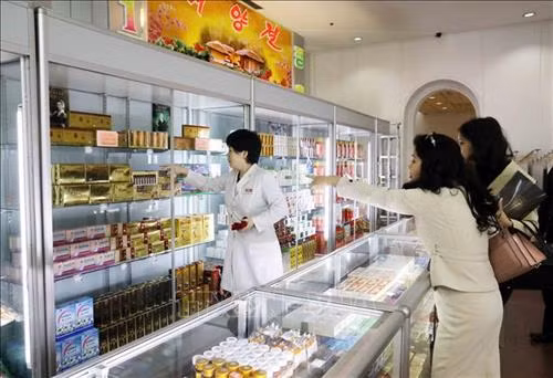 Thủ đô Bình Nhưỡng ngày nay mang một dáng vẻ hiện đại. Ảnh: Phương Hoa – TTXVN Những ngôi nhà cao tầng được sơn nhiều màu sắc mang dáng vẻ hiện đại cho Thủ đô Bình Nhưỡng. Ảnh: Phương Hoa- TTXVN Toàn cảnh thành phố Bình Nhưỡng nhìn từ trên cao. Ảnh: Phương Hoa – TTXVN Tiết mục hòa nhạc của Dàn nhạc Công Huân quốc gia Triều Tiên. Ảnh: Phương Hoa – TTXVN Đúng dịp sinh nhật của Chủ tịch Kim Nhật Thành, Triển lãm hoa được tổ chức tại Thủ đô Bình Nhưỡng. Ảnh: Phương Hoa – TTXVN Một gia đình Triều Tiên tham quan Triển lãm hoa Kim Nhật Thành. Ảnh: Phương Hoa – TTXVN Phụ nữ Triều Tiên mặc trang phục truyền thống vào xem Triển lãm hoa Kim Nhật Thành. Ảnh: Phương Hoa – TTXVN Người dân Triều Tiên xếp hàng vào xem Triển lãm hoa Kim Nhật Thành. Ảnh: Phương Hoa – TTXVN Một ngôi nhà truyền thống bên cạnh những công trình hiện đại. Ảnh: Phương Hoa – TTXVN Người dân và thiếu niên Triều Tiên đến vui chơi ở công viên. Ảnh: Phương Hoa – TTXVN Ngày cuối tuần, người dân Triều Tiên đến vui chơi ở các công viên nổi tiếng. Ảnh: Phương Hoa – TTXVN Một gian hàng dược phẩm ở Bình Nhưỡng. Ảnh: Phương Hoa – TTXVN Học sinh học môn thể thao yêu thích ở trường học. Ảnh: Phương Hoa – TTXVN Lớp học âm nhạc của học sinh Triều Tiên. Ảnh: Phương Hoa – TTXVN Lớp dạy lập trình tại Cung Học sinh Thiếu niên Vạn Cảnh Đài. Ảnh: Phương Hoa – TTXVN Triều Tiên rất chú trọng đến việc phát triển toàn diện con người, học sinh được tham gia các lớp học nghệ thuật. Ảnh: Phương Hoa- TTXVN Học sinh Triều Tiên học viết thư pháp. Ảnh: Phương Hoa – TTXVN Một cặp vợ chồng sắp cưới chụp ảnh trước Bảo tàng Chiến thắng Chiến tranh Giải phóng Tổ quốc. Ảnh: Phương Hoa – TTXVN Người dân xếp hàng trật tự lên phương tiện giao thông công cộng. Ảnh: Phương Hoa- TTXVN Cung Thái Dương Kumsusan-nơi an nghỉ của Chủ tịch Kim Nhật Thành và Kim Jong - Il. Ảnh: Phương Hoa – TTXVN Nhà ga trung tâm ở Thủ đô Bình Nhưỡng. Ảnh: Phương Hoa – TTXVN Tòa nhà Quốc hội ở Thủ đô Bình Nhưỡng. Ảnh: Phương Hoa – TTXVN Ngoài phương tiện giao thông công cộng, người dân Bình Nhưỡng thường xuyên sử dụng xe đạp. Ảnh: Phương Hoa – TTXVN Hoa nở trên đường phố cùng với những ngôi nhà cao tầng mang nhiều màu sắc rực rỡ. Ảnh: Phương Hoa – TTXVN Tượng "Vạn Lý Mã" - bức tượng nổi tiếng ở Bình Nhưỡng. Ảnh: Phương Hoa – TTXVN Những dãy phố với công trình kiến trúc hiện đại được xây dựng ở Bình Nhưỡng. Ảnh: Phương Hoa – TTXVN Nhiều chung cư cao tầng được xây dựng phục vụ chỗ ở cho người dân ở Thủ đô Bình Nhưỡng. Ảnh: Phương Hoa – TTXVN Khải Hoàn Môn - một công trình nổi tiếng ở Bình Nhưỡng. Ảnh: Phương Hoa – TTXVN Tháp Chủ thể cao 170 m là Tượng đài về học thuyết tự lực tự cường ở Triều Tiên. Ảnh: Phương Hoa – TTXVN Một công trình kiến trúc truyền thống của Triều Tiên tại Thủ đô Bình Nhưỡng. Ảnh: Phương Hoa – TTXVN Quảng trường Kim Nhật Thành, nơi tổ chức các sự kiện lớn của Triều Tiên. Ảnh: Phương Hoa – TTXVN Pin năng lượng mặt trời được sử dụng ở nhiều nơi tại Thủ đô Bình Nhưỡng. Ảnh: Phương Hoa – TTXVN Ô tô điện là phương tiện giao thông công cộng phổ biển ở Bình Nhưỡng. Ảnh: Phương Hoa – TTXVN Nhà ga Bình Nhưỡng nhìn từ trên cao. Ảnh: Phương Hoa – TTXVN Tòa nhà Ryugyong cao 330m ở Thủ đô Bình Nhưỡng. Ảnh: Phương Hoa – TTXVN Một công trình lịch sử ở Thủ đô Bình Nhưỡng. Ảnh: Phương Hoa – TTXVN Học sinh mầm non được cô giáo dẫn đi dã ngoại. Ảnh: Phương Hoa – TTXVN Thủ đô Bình Nhưỡng nhìn từ trên cao. Ảnh: Phương Hoa – TTXVN Khu Chang Jong, nơi tập trung nhiều nhà cao tầng. Ảnh: Phương Hoa – TTXVN