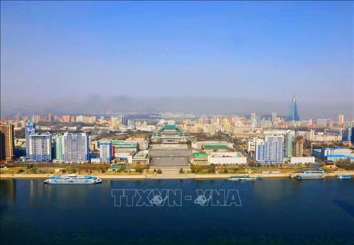 Thủ đô Bình Nhưỡng ngày nay mang một dáng vẻ hiện đại. Ảnh: Phương Hoa – TTXVN Những ngôi nhà cao tầng được sơn nhiều màu sắc mang dáng vẻ hiện đại cho Thủ đô Bình Nhưỡng. Ảnh: Phương Hoa- TTXVN Toàn cảnh thành phố Bình Nhưỡng nhìn từ trên cao. Ảnh: Phương Hoa – TTXVN Tiết mục hòa nhạc của Dàn nhạc Công Huân quốc gia Triều Tiên. Ảnh: Phương Hoa – TTXVN Đúng dịp sinh nhật của Chủ tịch Kim Nhật Thành, Triển lãm hoa được tổ chức tại Thủ đô Bình Nhưỡng. Ảnh: Phương Hoa – TTXVN Một gia đình Triều Tiên tham quan Triển lãm hoa Kim Nhật Thành. Ảnh: Phương Hoa – TTXVN Phụ nữ Triều Tiên mặc trang phục truyền thống vào xem Triển lãm hoa Kim Nhật Thành. Ảnh: Phương Hoa – TTXVN Người dân Triều Tiên xếp hàng vào xem Triển lãm hoa Kim Nhật Thành. Ảnh: Phương Hoa – TTXVN Một ngôi nhà truyền thống bên cạnh những công trình hiện đại. Ảnh: Phương Hoa – TTXVN Người dân và thiếu niên Triều Tiên đến vui chơi ở công viên. Ảnh: Phương Hoa – TTXVN Ngày cuối tuần, người dân Triều Tiên đến vui chơi ở các công viên nổi tiếng. Ảnh: Phương Hoa – TTXVN Một gian hàng dược phẩm ở Bình Nhưỡng. Ảnh: Phương Hoa – TTXVN Học sinh học môn thể thao yêu thích ở trường học. Ảnh: Phương Hoa – TTXVN Lớp học âm nhạc của học sinh Triều Tiên. Ảnh: Phương Hoa – TTXVN Lớp dạy lập trình tại Cung Học sinh Thiếu niên Vạn Cảnh Đài. Ảnh: Phương Hoa – TTXVN Triều Tiên rất chú trọng đến việc phát triển toàn diện con người, học sinh được tham gia các lớp học nghệ thuật. Ảnh: Phương Hoa- TTXVN Học sinh Triều Tiên học viết thư pháp. Ảnh: Phương Hoa – TTXVN Một cặp vợ chồng sắp cưới chụp ảnh trước Bảo tàng Chiến thắng Chiến tranh Giải phóng Tổ quốc. Ảnh: Phương Hoa – TTXVN Người dân xếp hàng trật tự lên phương tiện giao thông công cộng. Ảnh: Phương Hoa- TTXVN Cung Thái Dương Kumsusan-nơi an nghỉ của Chủ tịch Kim Nhật Thành và Kim Jong - Il. Ảnh: Phương Hoa – TTXVN Nhà ga trung tâm ở Thủ đô Bình Nhưỡng. Ảnh: Phương Hoa – TTXVN Tòa nhà Quốc hội ở Thủ đô Bình Nhưỡng. Ảnh: Phương Hoa – TTXVN Ngoài phương tiện giao thông công cộng, người dân Bình Nhưỡng thường xuyên sử dụng xe đạp. Ảnh: Phương Hoa – TTXVN Hoa nở trên đường phố cùng với những ngôi nhà cao tầng mang nhiều màu sắc rực rỡ. Ảnh: Phương Hoa – TTXVN Tượng "Vạn Lý Mã" - bức tượng nổi tiếng ở Bình Nhưỡng. Ảnh: Phương Hoa – TTXVN Những dãy phố với công trình kiến trúc hiện đại được xây dựng ở Bình Nhưỡng. Ảnh: Phương Hoa – TTXVN Nhiều chung cư cao tầng được xây dựng phục vụ chỗ ở cho người dân ở Thủ đô Bình Nhưỡng. Ảnh: Phương Hoa – TTXVN Khải Hoàn Môn - một công trình nổi tiếng ở Bình Nhưỡng. Ảnh: Phương Hoa – TTXVN Tháp Chủ thể cao 170 m là Tượng đài về học thuyết tự lực tự cường ở Triều Tiên. Ảnh: Phương Hoa – TTXVN Một công trình kiến trúc truyền thống của Triều Tiên tại Thủ đô Bình Nhưỡng. Ảnh: Phương Hoa – TTXVN Quảng trường Kim Nhật Thành, nơi tổ chức các sự kiện lớn của Triều Tiên. Ảnh: Phương Hoa – TTXVN Pin năng lượng mặt trời được sử dụng ở nhiều nơi tại Thủ đô Bình Nhưỡng. Ảnh: Phương Hoa – TTXVN Ô tô điện là phương tiện giao thông công cộng phổ biển ở Bình Nhưỡng. Ảnh: Phương Hoa – TTXVN Nhà ga Bình Nhưỡng nhìn từ trên cao. Ảnh: Phương Hoa – TTXVN Tòa nhà Ryugyong cao 330m ở Thủ đô Bình Nhưỡng. Ảnh: Phương Hoa – TTXVN Một công trình lịch sử ở Thủ đô Bình Nhưỡng. Ảnh: Phương Hoa – TTXVN Học sinh mầm non được cô giáo dẫn đi dã ngoại. Ảnh: Phương Hoa – TTXVN Thủ đô Bình Nhưỡng nhìn từ trên cao. Ảnh: Phương Hoa – TTXVN Khu Chang Jong, nơi tập trung nhiều nhà cao tầng. Ảnh: Phương Hoa – TTXVN